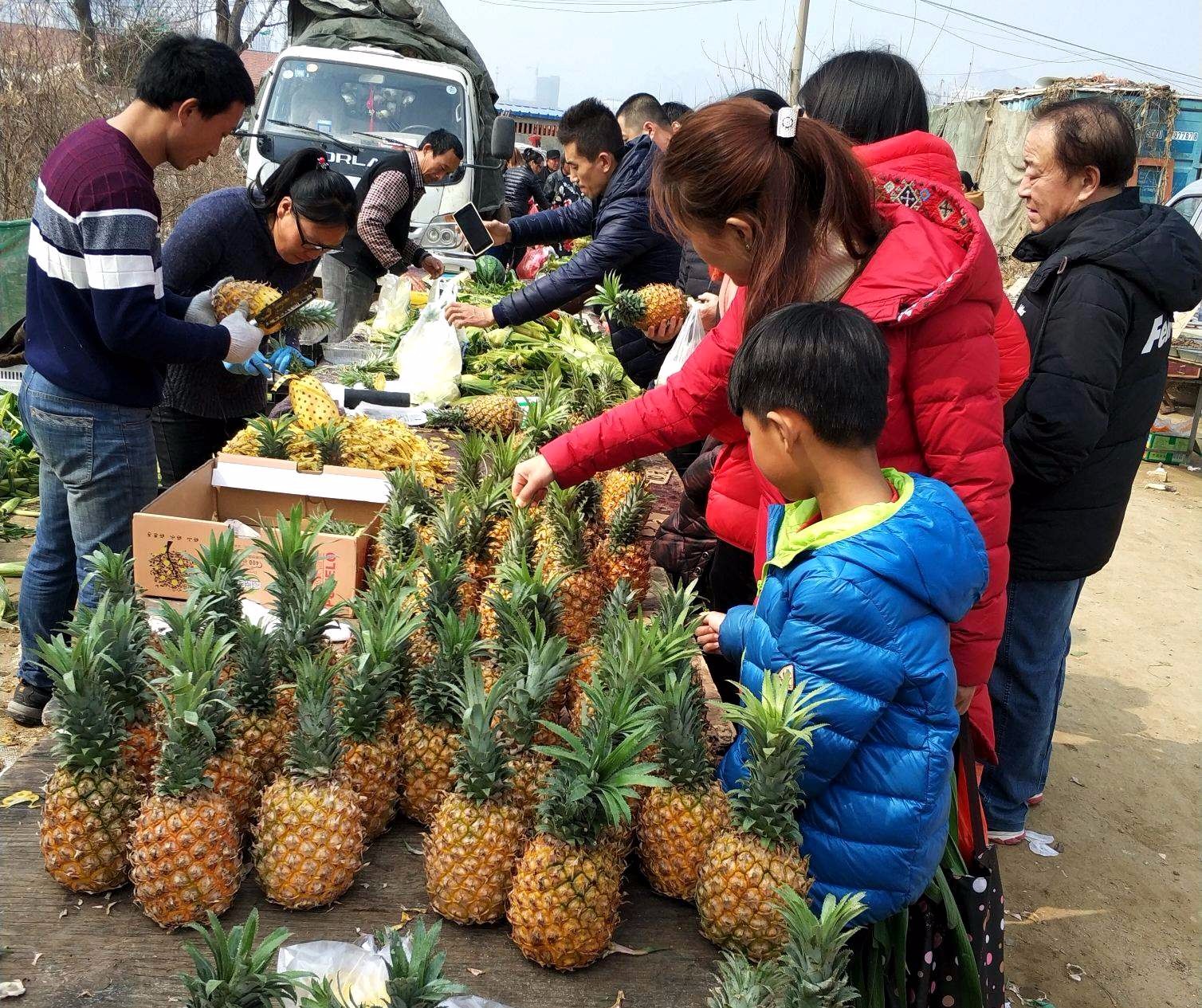 农村大集上不起眼的小生意 一个卖5元--10元 夫妻俩忙不过来