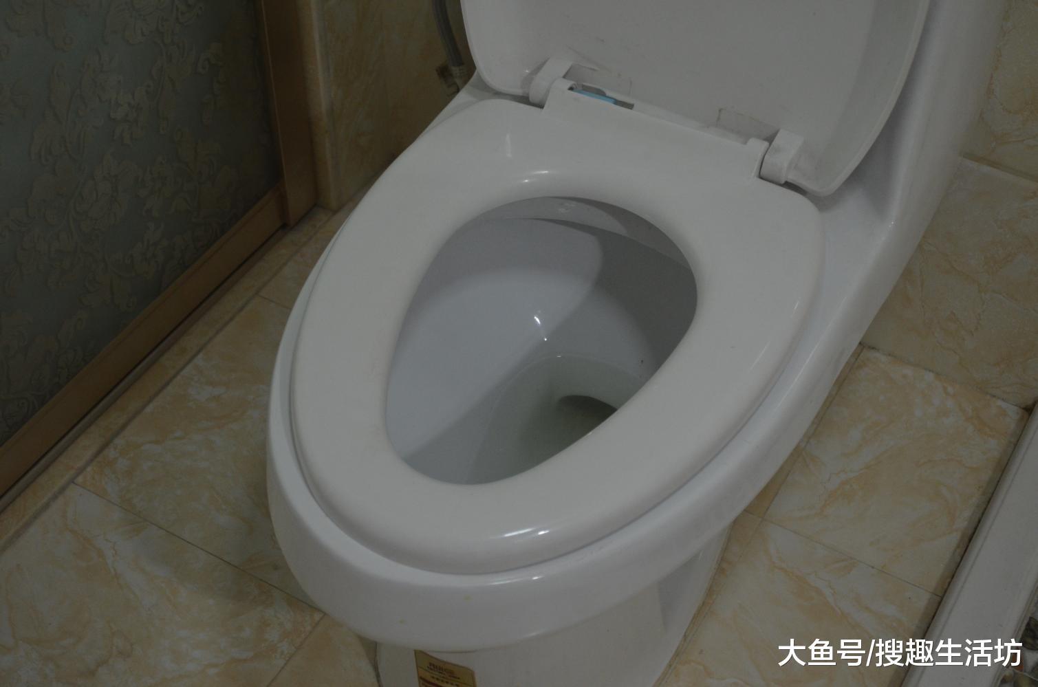 姑娘把布袋提手粘在马桶上, 没想到还有这妙用, 家家户户都用得到