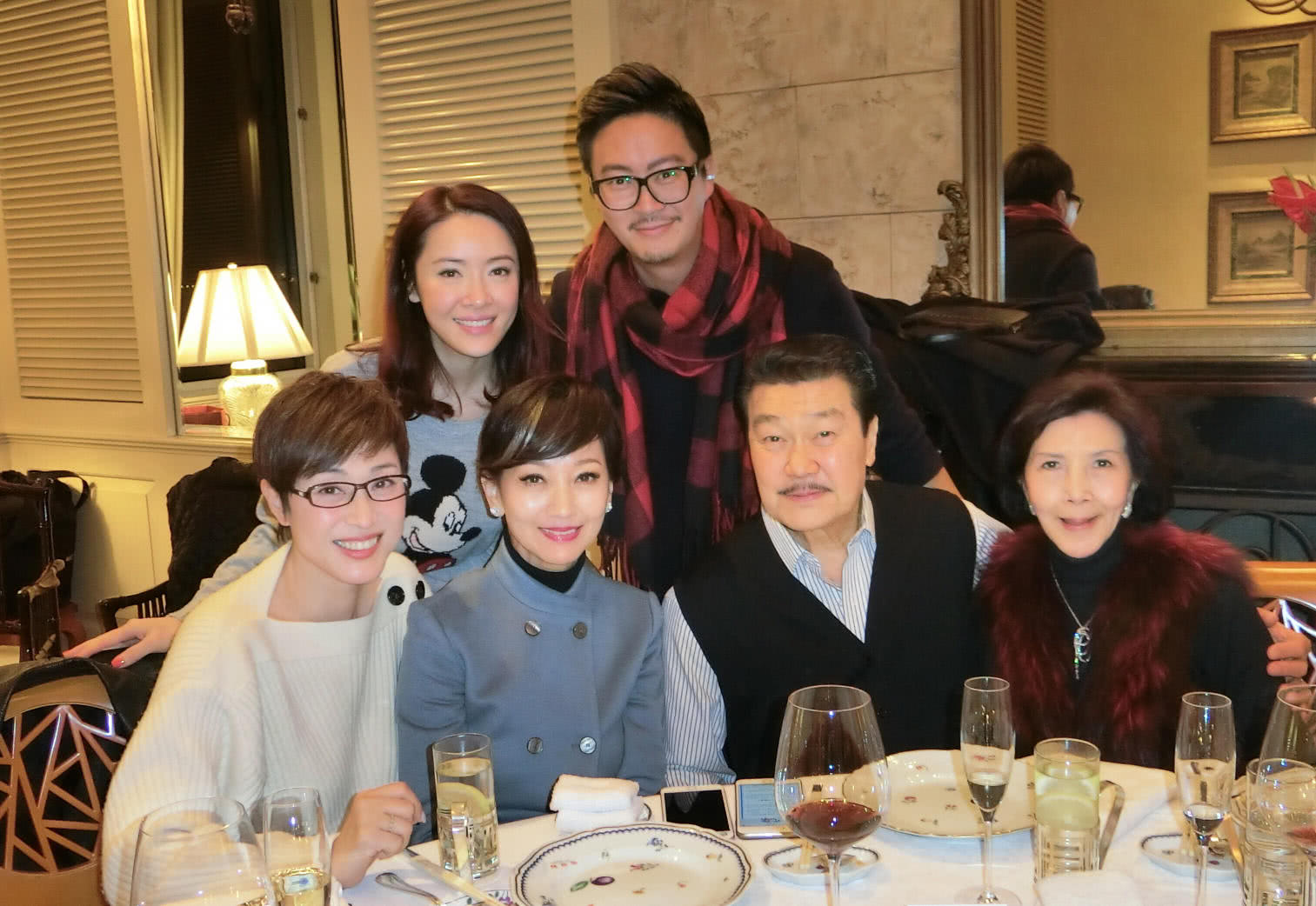 陈法蓉与赵雅芝等明星好友聚会,其中两位是港姐冠军