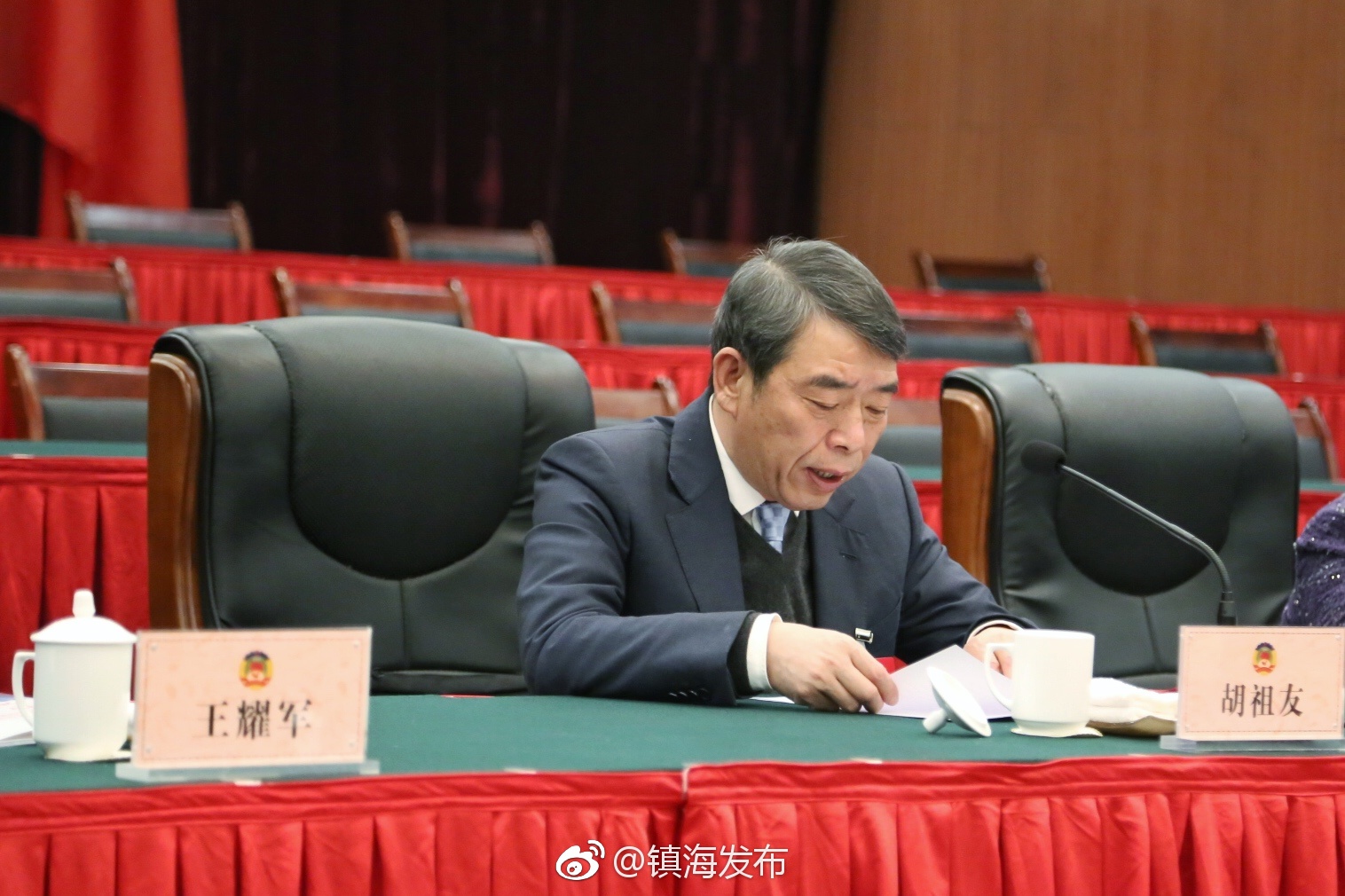 区政协十届二次会议预备会议召开