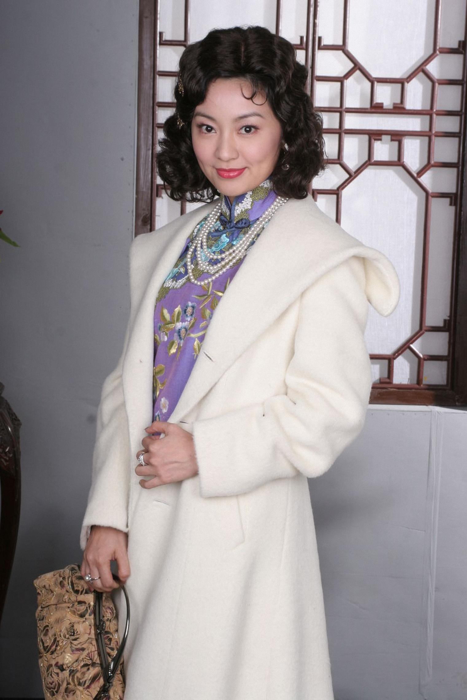 她一人饰三角出道爆红,演过郭芙,扮过小昭,如今41岁却沦为配角|陈秀丽