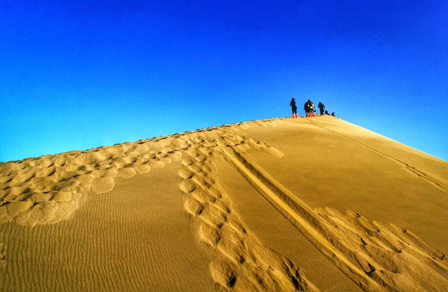 隐匿在大漠沙山深处的神秘海子 二千多年不干涸