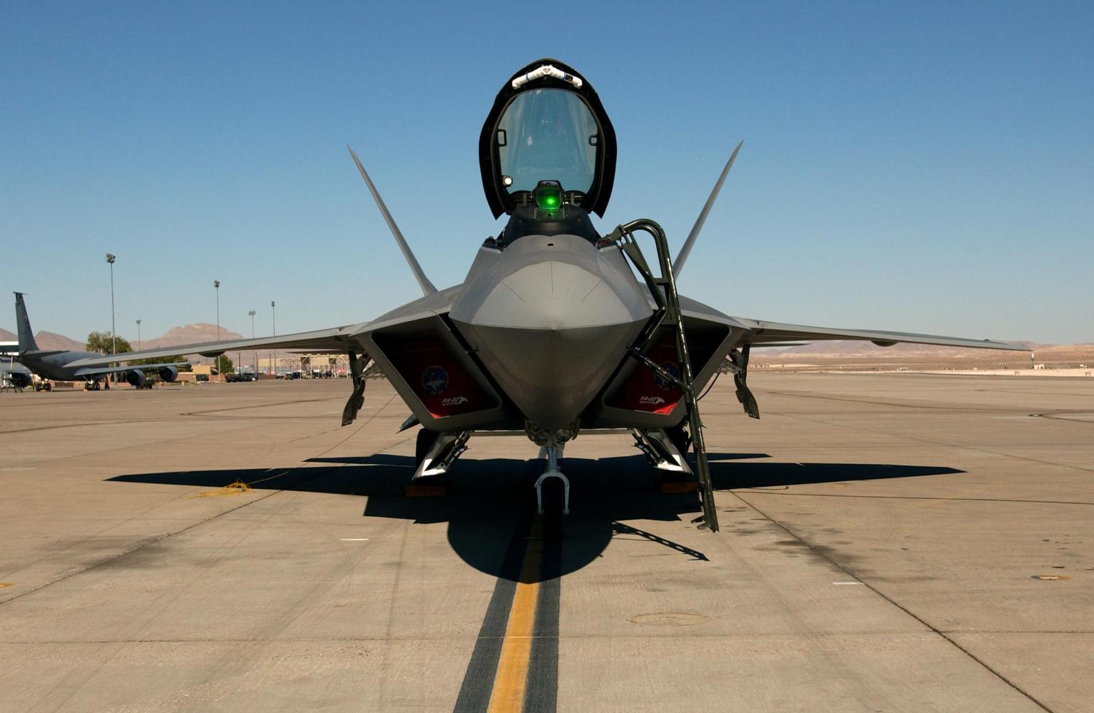 f-22"猛禽"隐身战斗机早已开始常态化进驻东亚基地.
