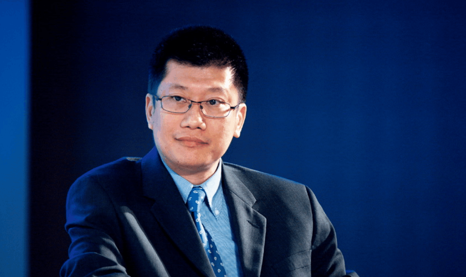 "网红教授"薛兆丰卖课赚5000万后, 从北大离职! 被质疑,揭底!