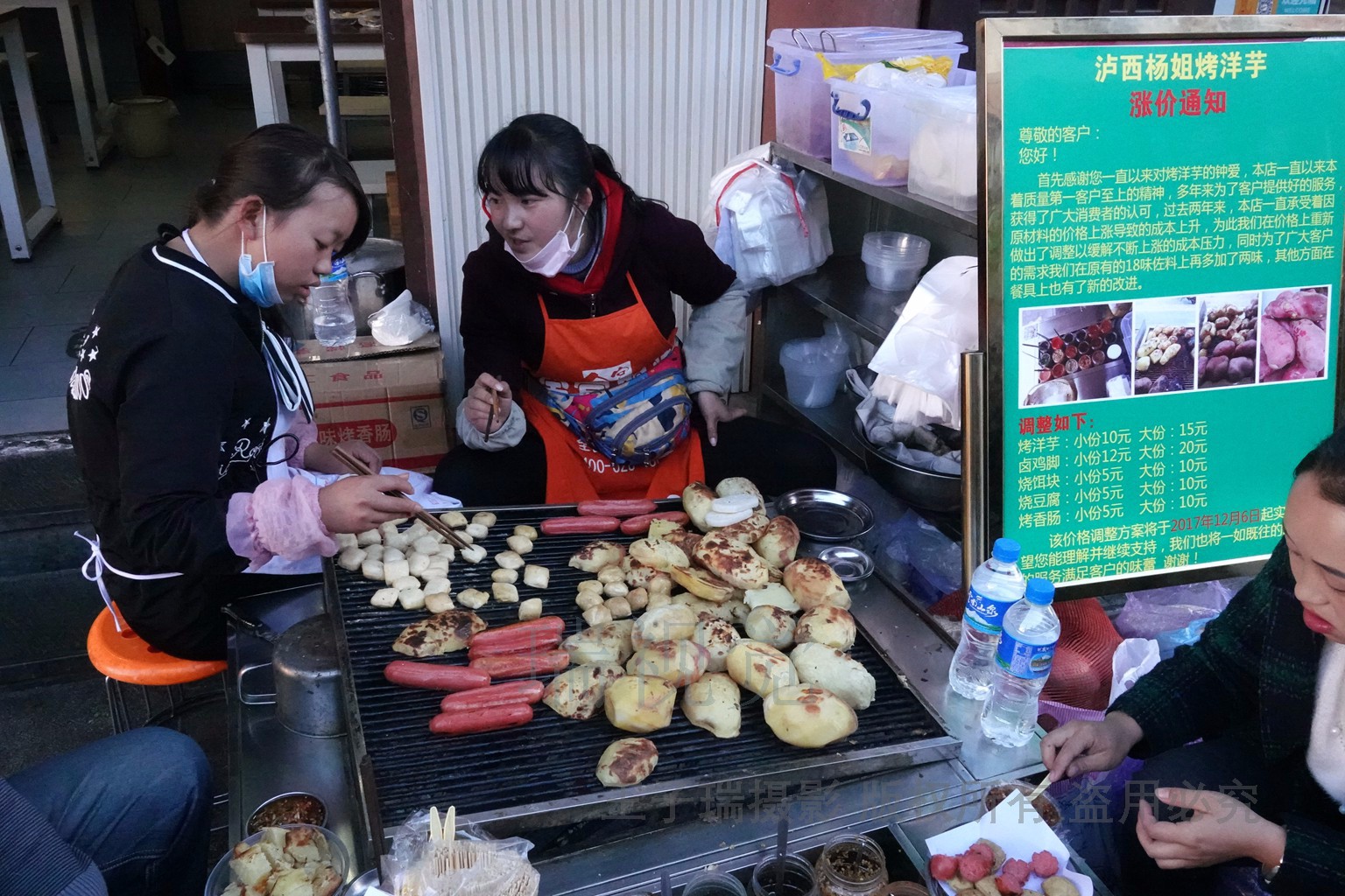 杨姐身边这个女性,分明就是给她帮忙的好姊妹了泸西杨姐烤洋芋小吃摊