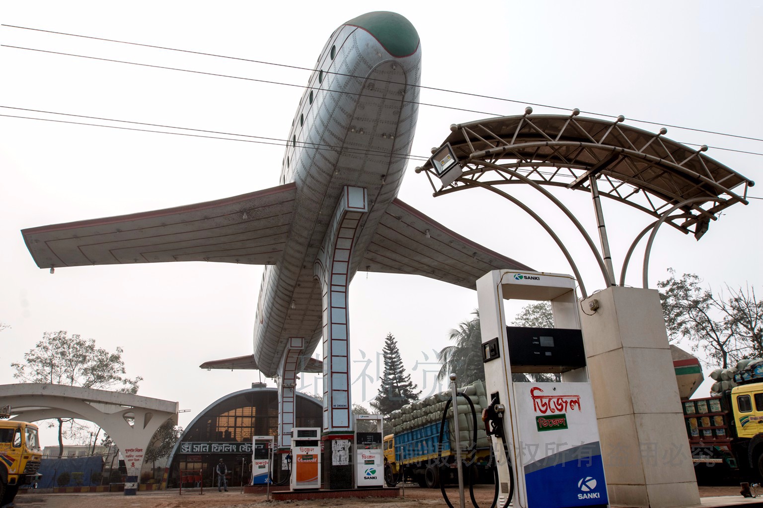 市郊民航飞机样子的加油站,汽车摩托车都来加油,生意兴隆!