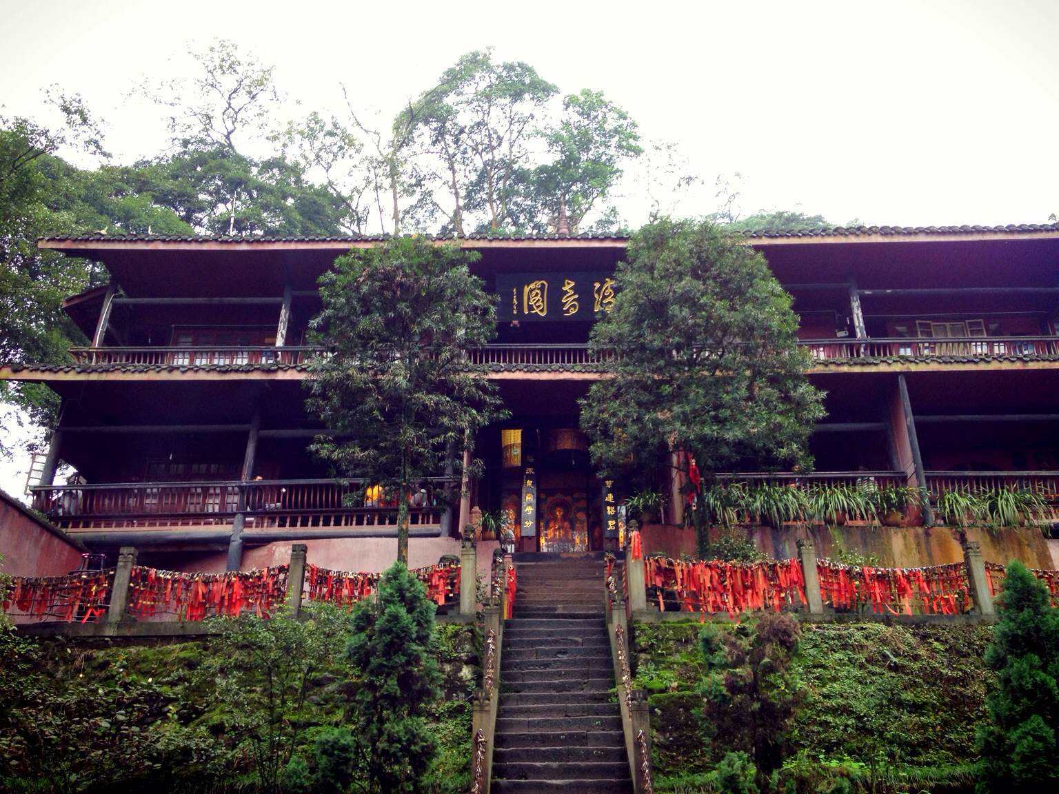 体现了"自然造化,天人合一"的意境,是我国佛寺园林建筑的典范