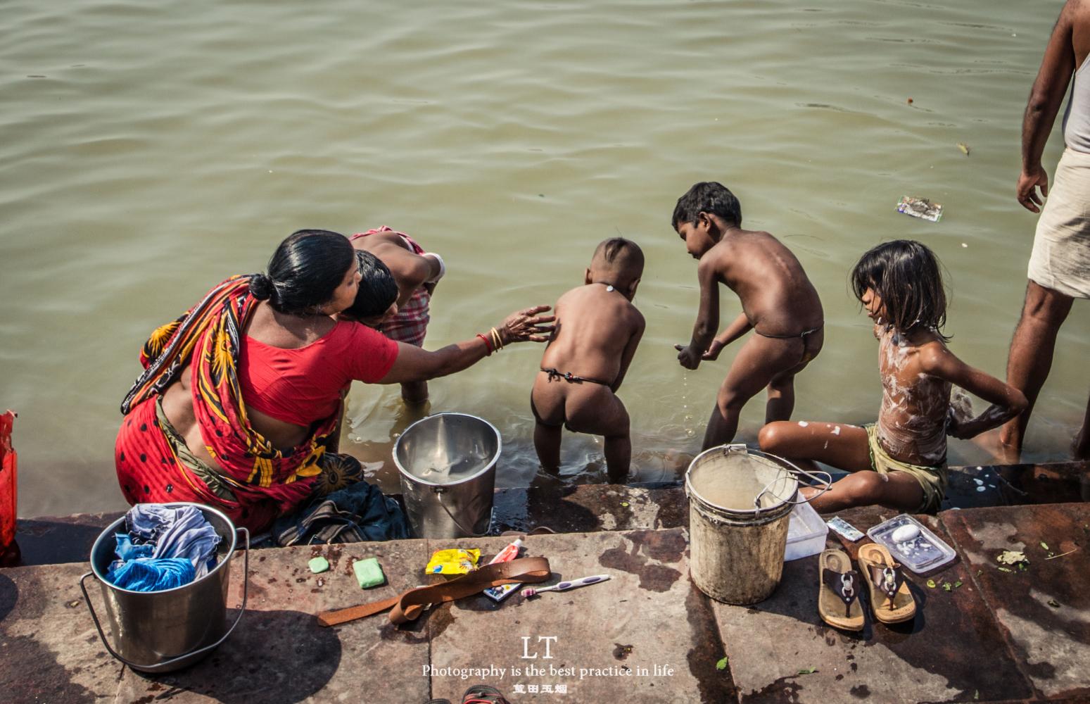 惊呆, 印度穷孩在垃圾河里洗澡, 在屎尿堆里玩耍