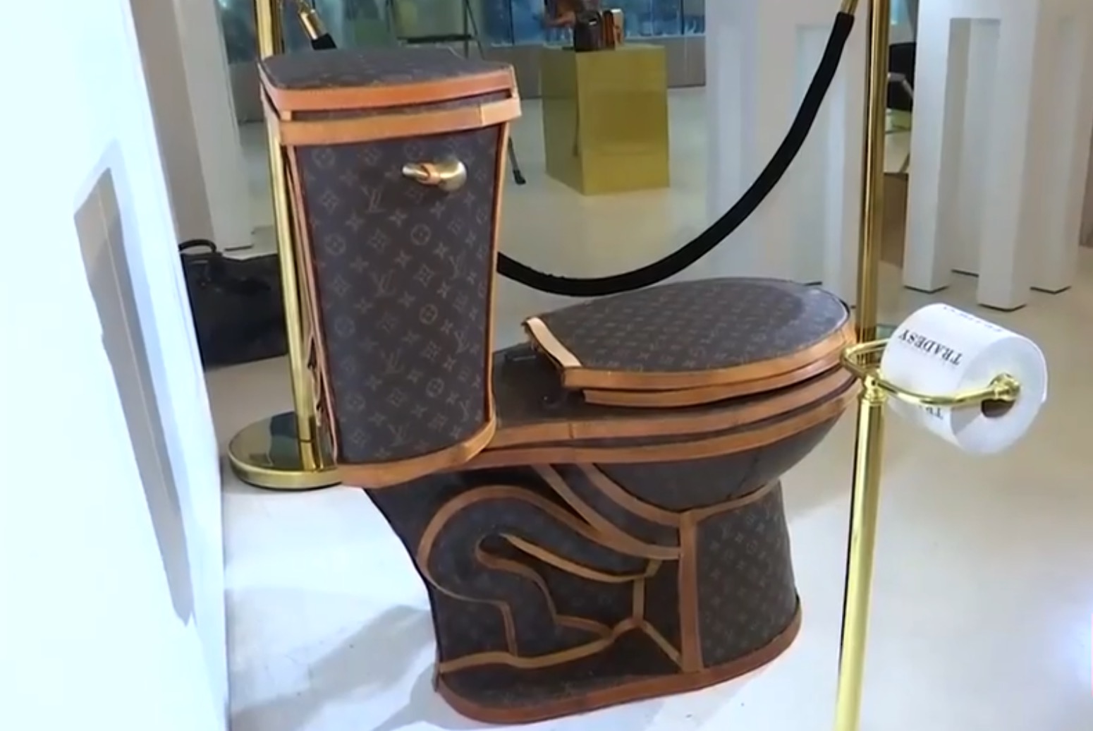 设计师用24个lv包包做马桶,贫穷限制了我的想象