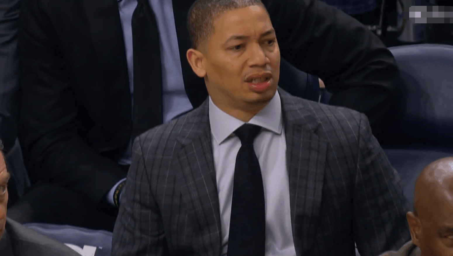 詹皇在场球队净输39分!一战打的泰伦卢直摇头!