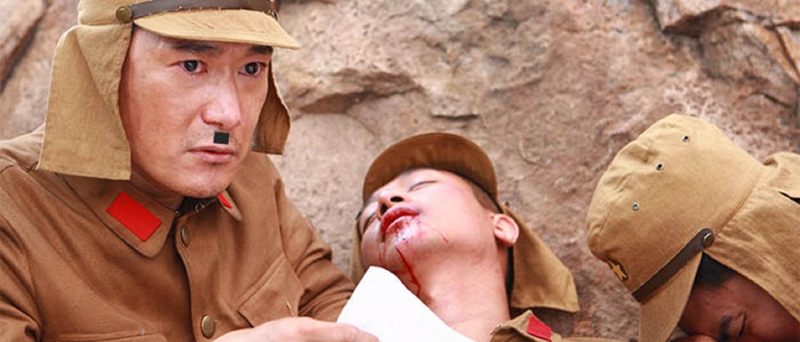 日本鬼子为啥留一撮小胡子?终于明白了!