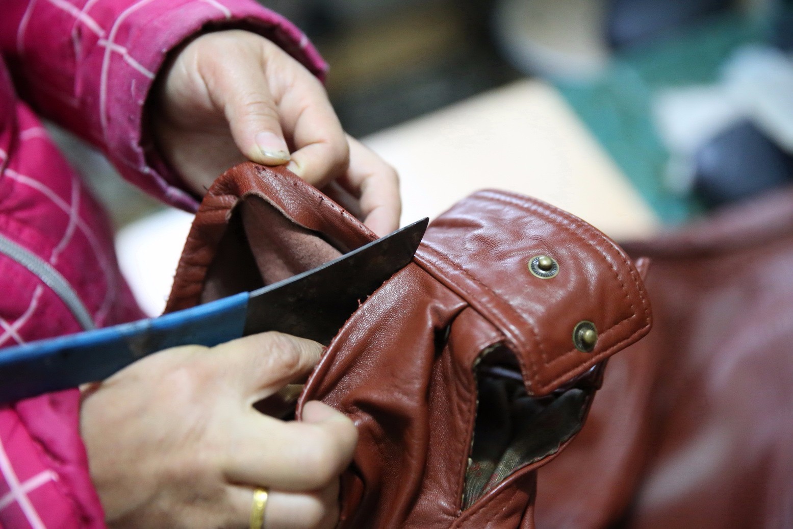 小夫妻修补皮衣18年成为西安知名皮匠