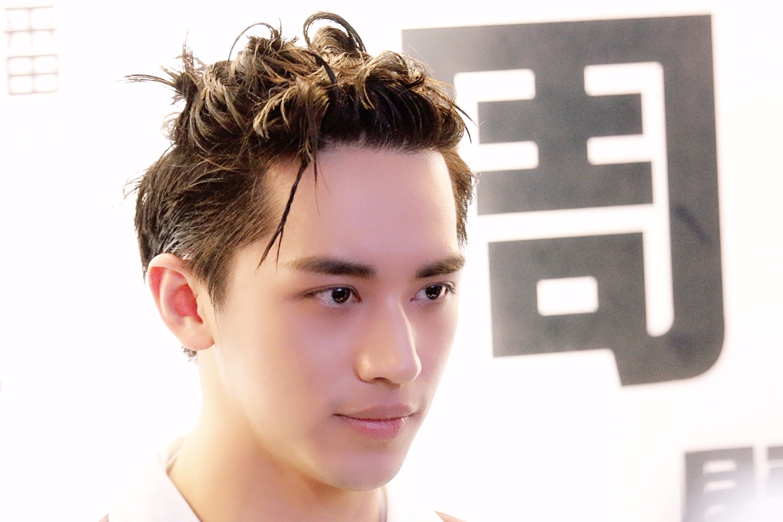 帅得发光的额头美貌许魏洲酷炫新发型惊艳全场