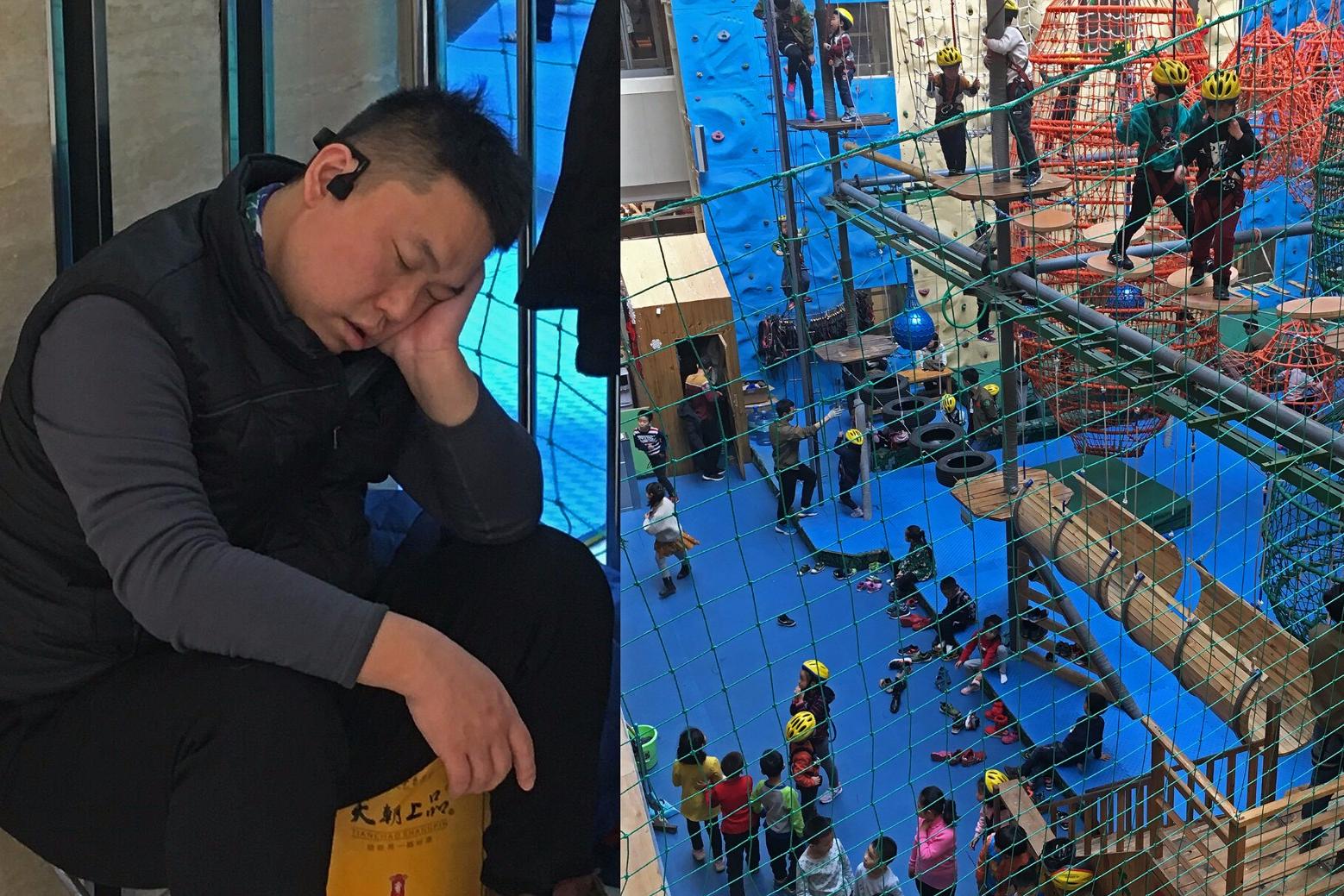 游乐场孩子们玩疯了 场外父亲太累直接睡着