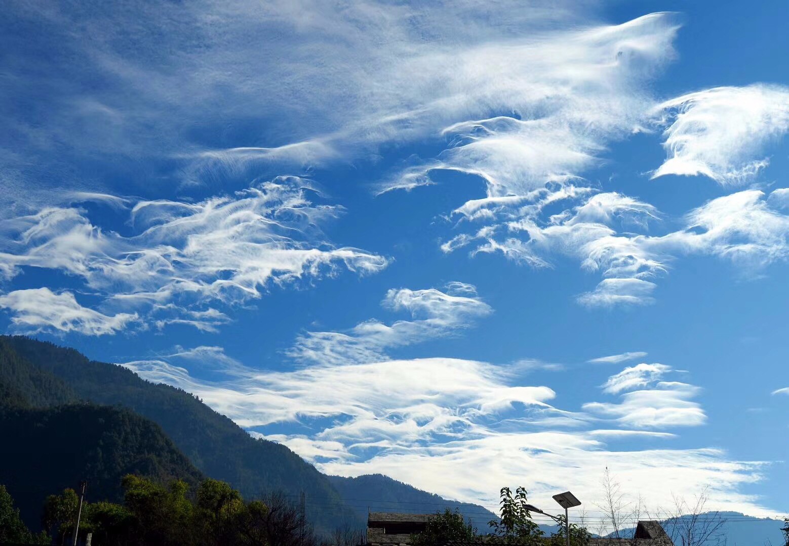 云南上空出现奇观异象,美丽的天空刷爆朋友圈