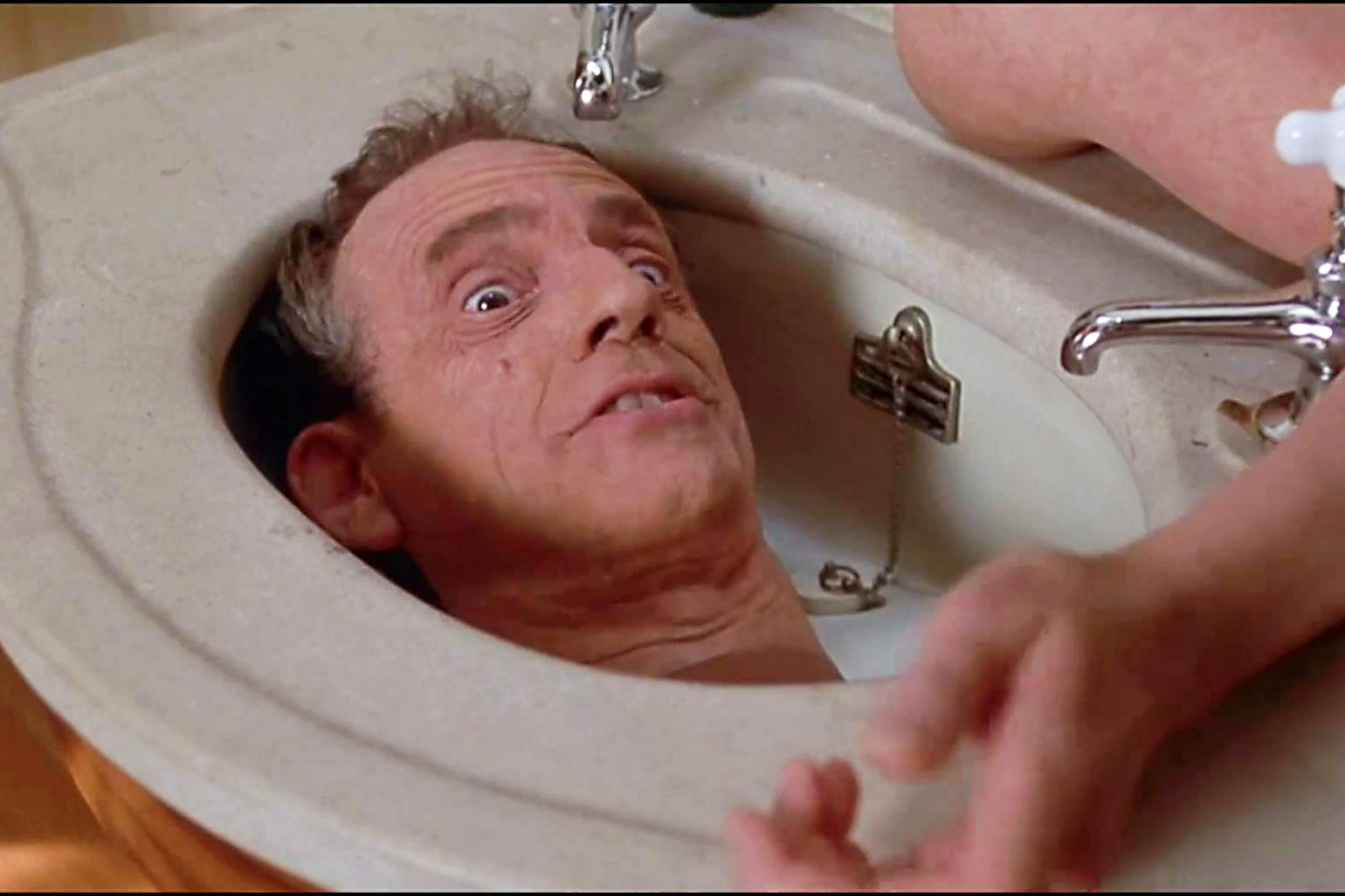 外星人为了不被发现,迅速将身体四分五裂藏进狭小空间,太神奇!