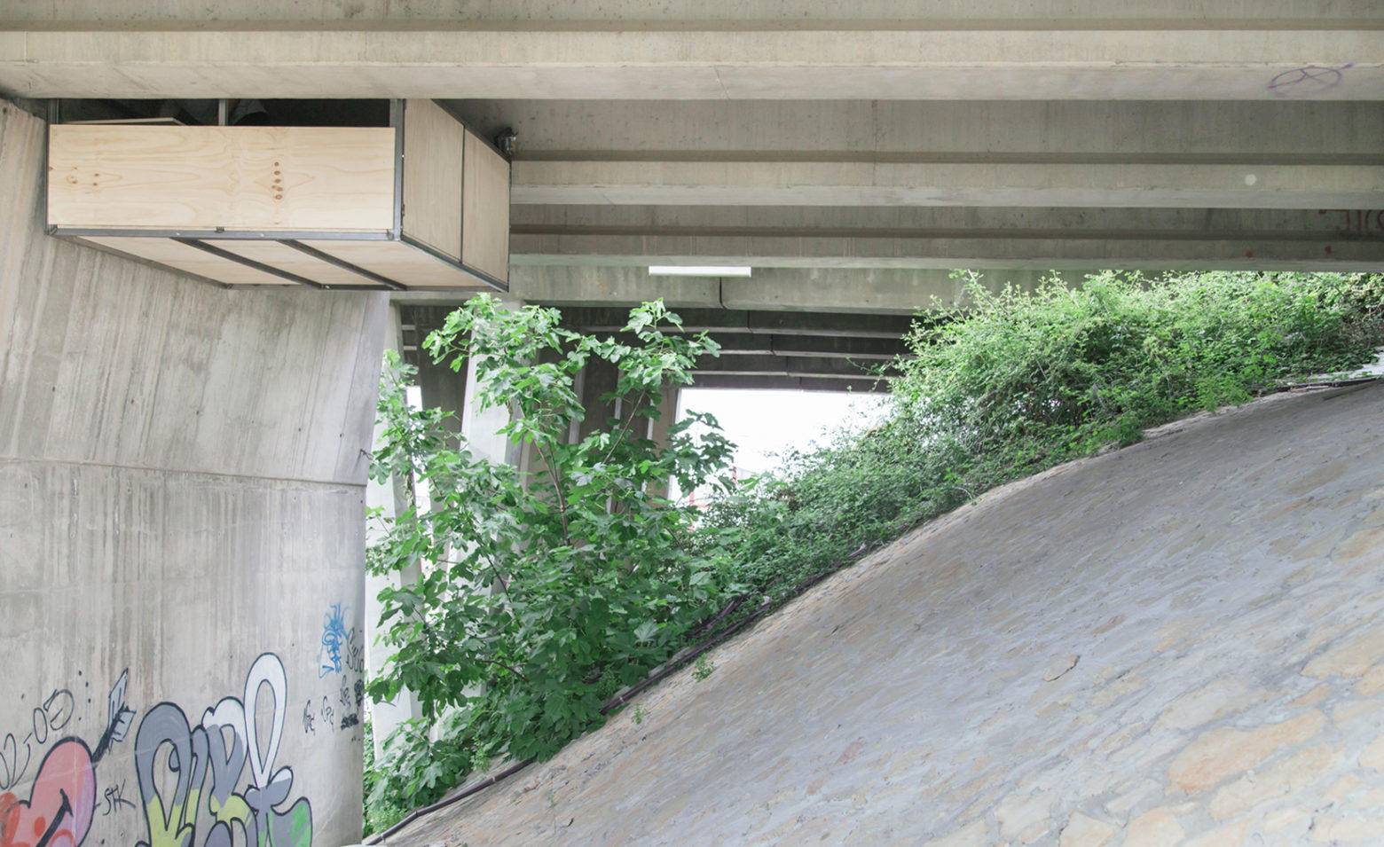 城市避难所:悬挂在桥底下的独立工作室