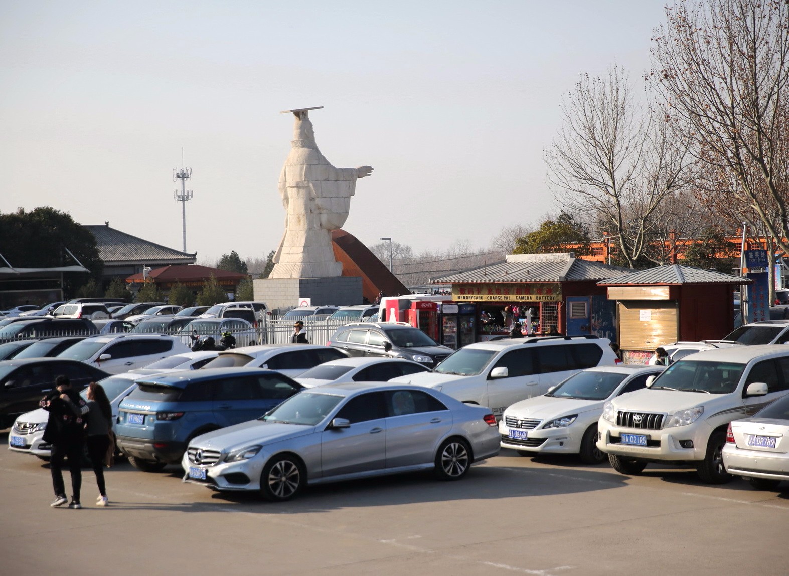 兵马俑停车场全是自驾游的外地车 看看哪里来的游客最多