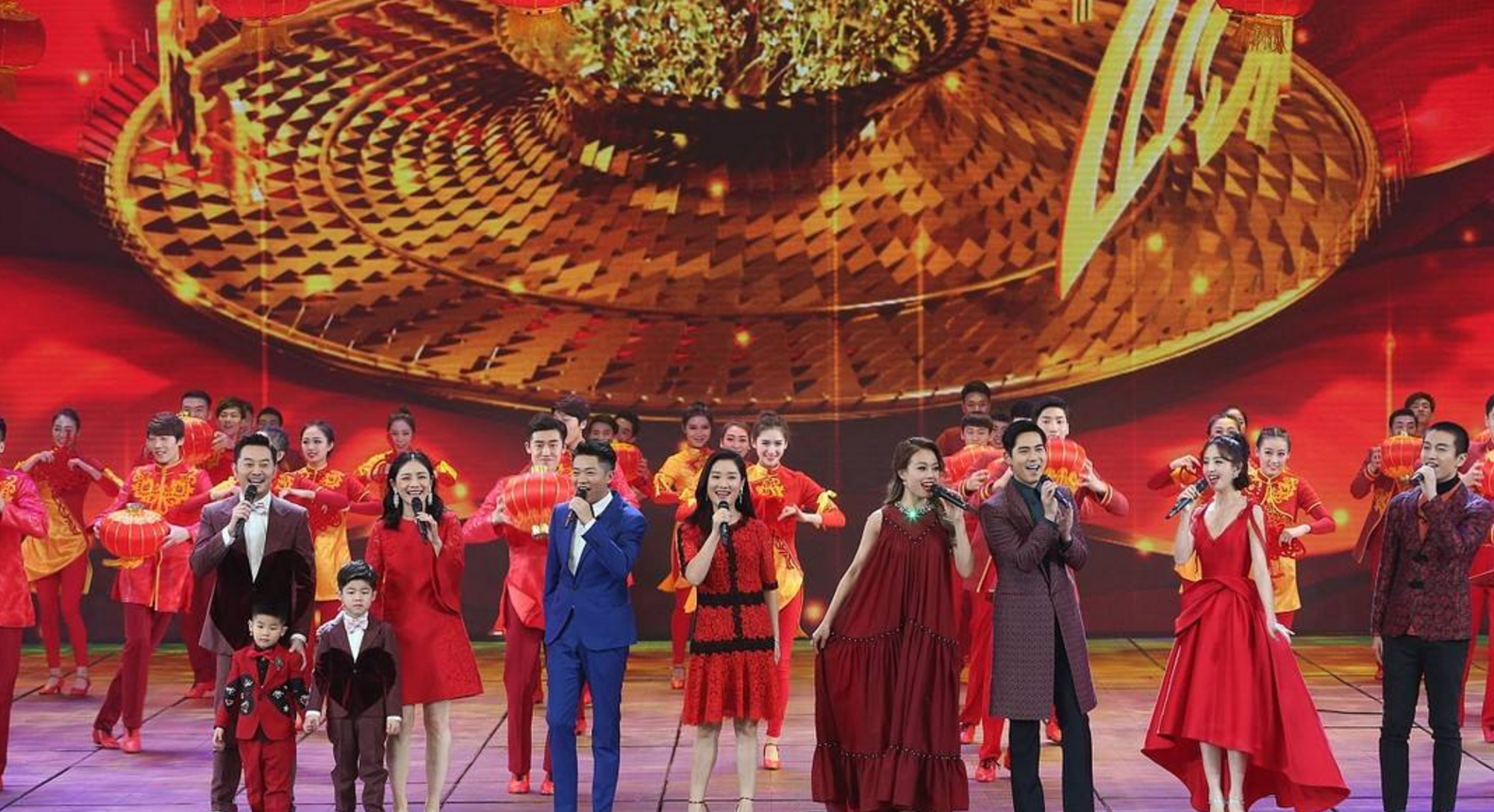 不仅在歌曲上有着傲娇的成绩,凤凰传奇更是央视春晚的常客,在众多网友