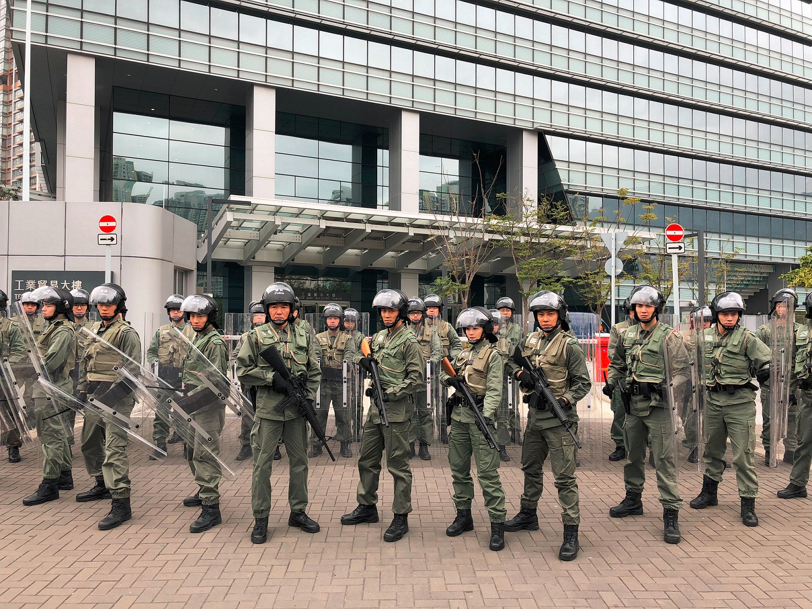 峯蔡卓妍上演"制服诱惑《ptu机动部队》热血满分