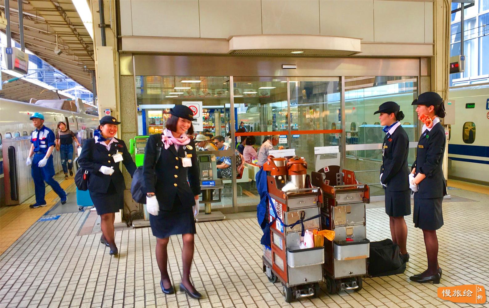 东京车站的女乘务员一早就准备好工具,虽然夏日炎炎,但制服,礼帽,丝巾