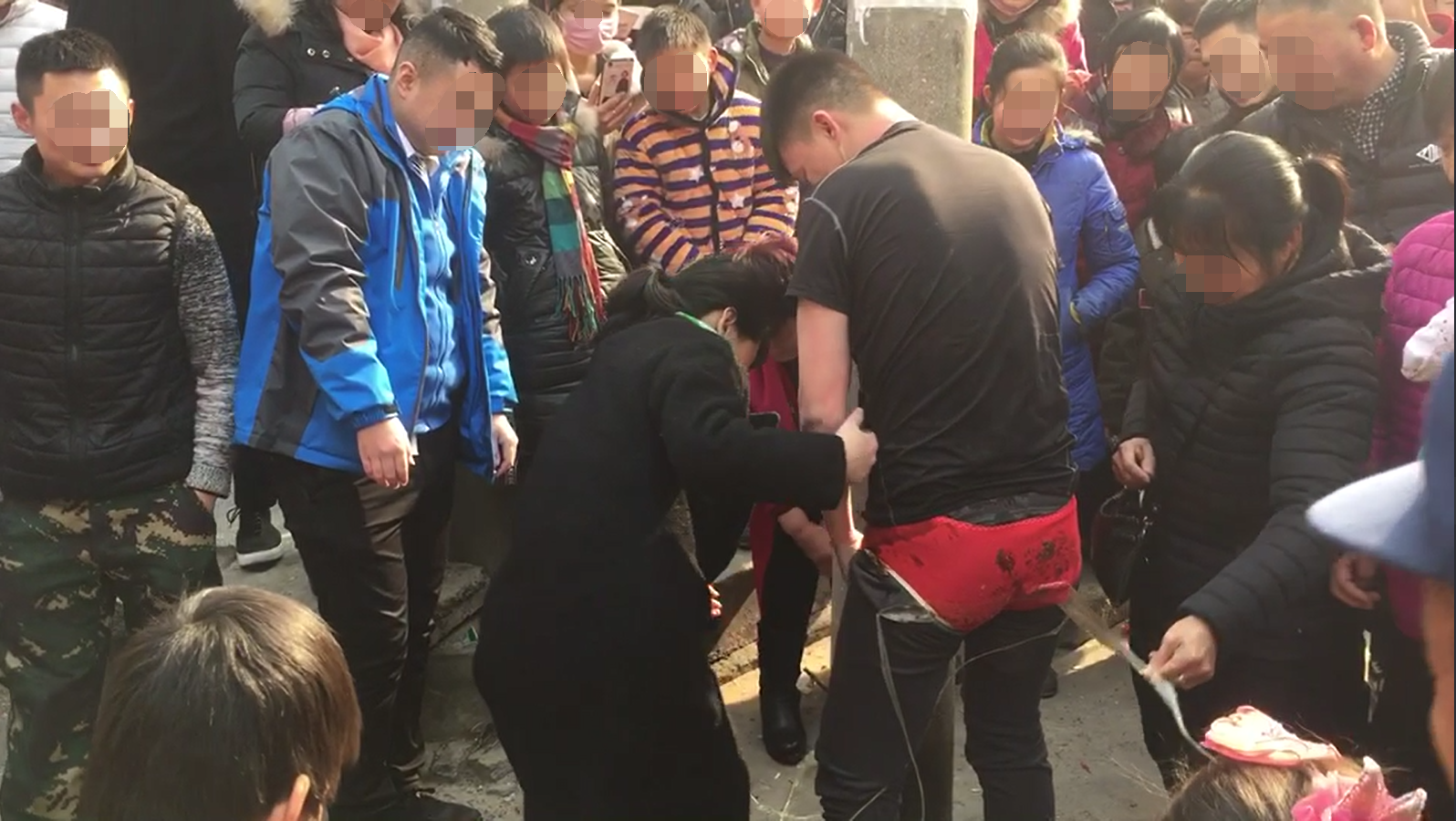 奇葩闹婚:新郎被绑电线杆上 好友为其准备一盆混合调料