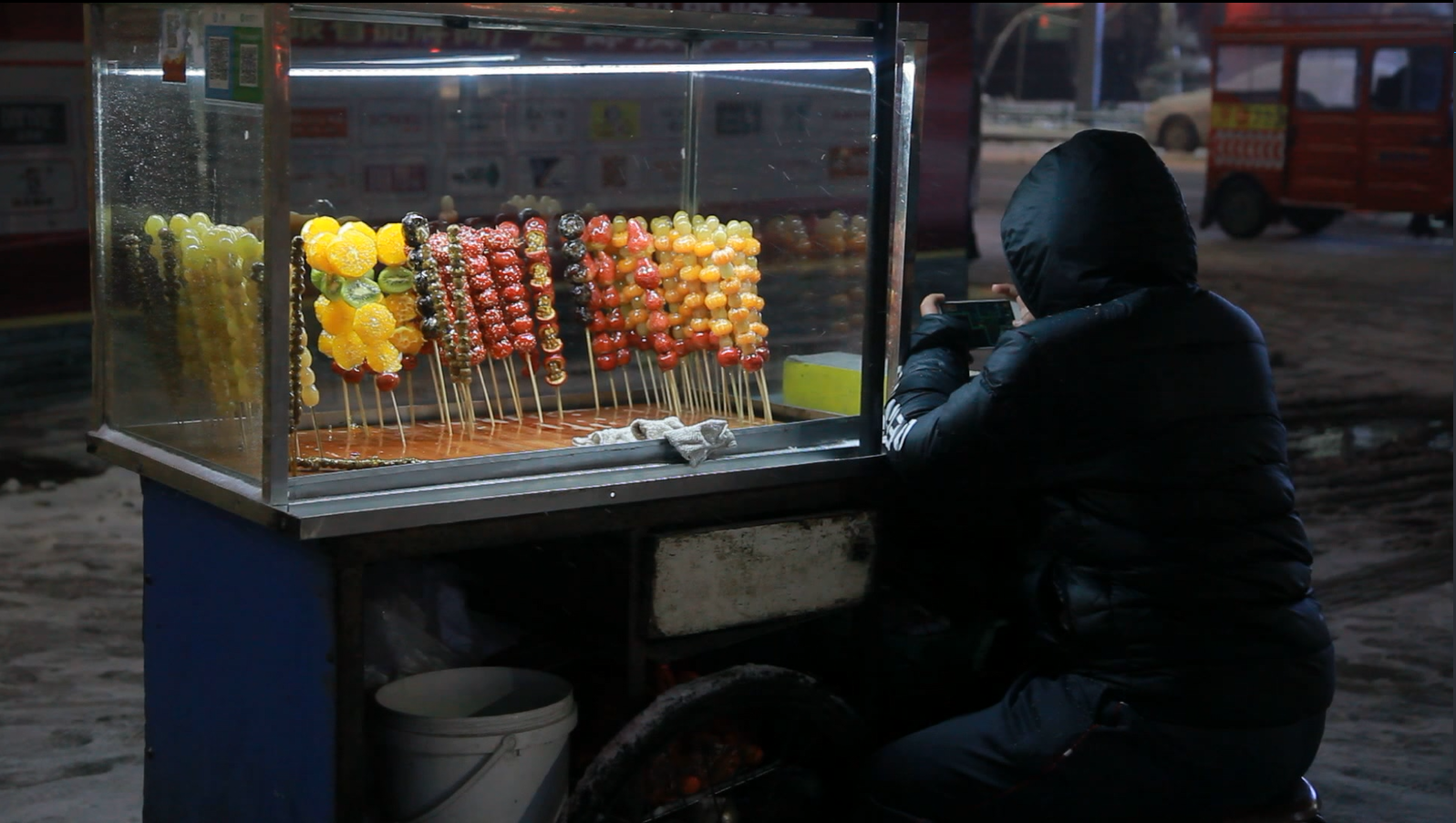 13岁男孩寒夜独自冒雪摆摊卖糖葫芦:原因竟然这么暖心