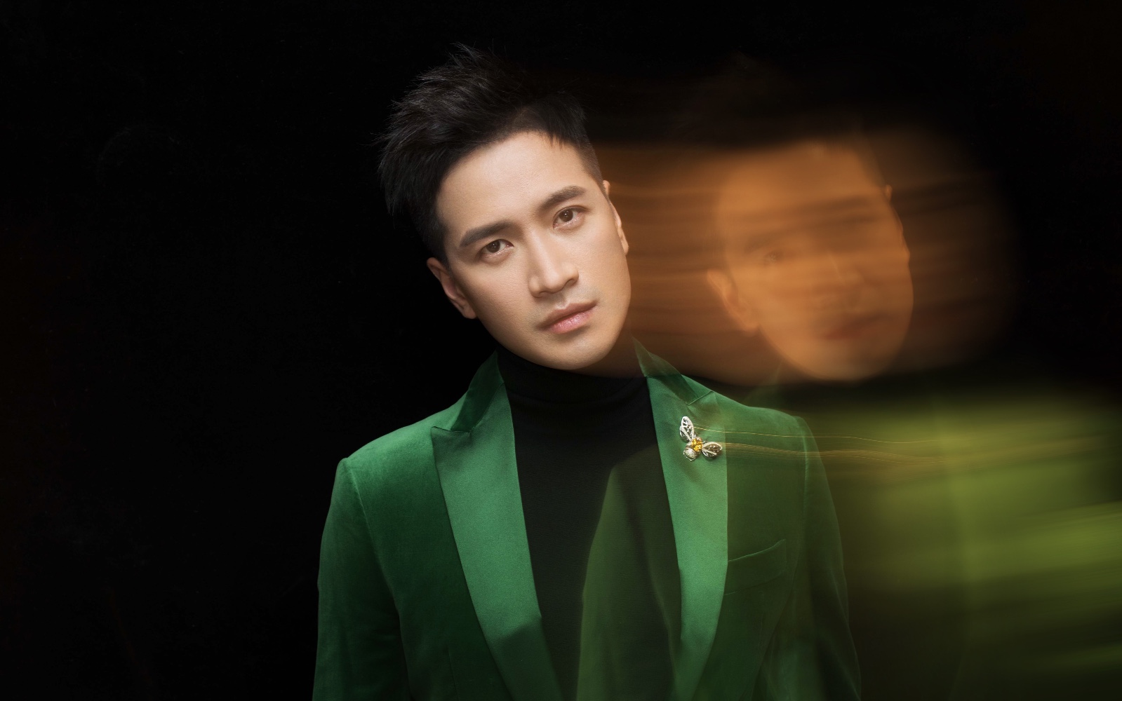 何晟铭曝早春写真 尽显魔幻高级脸