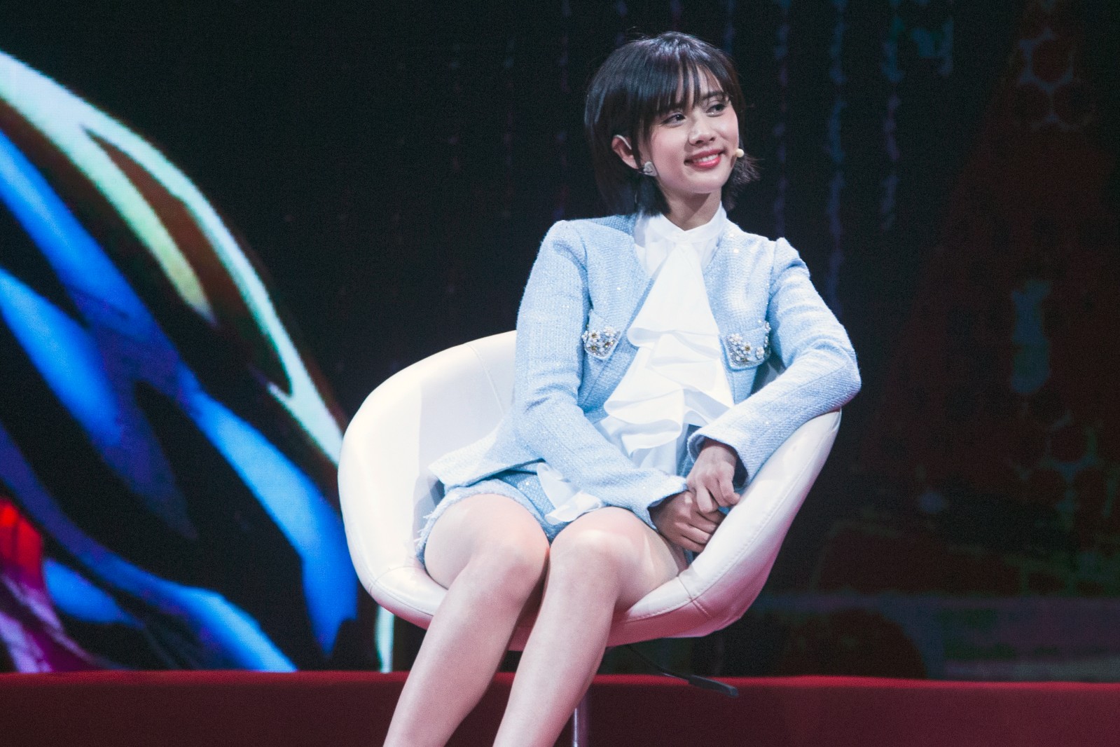 梁缘惊艳亮相《佳片有约》 造型清丽有格调