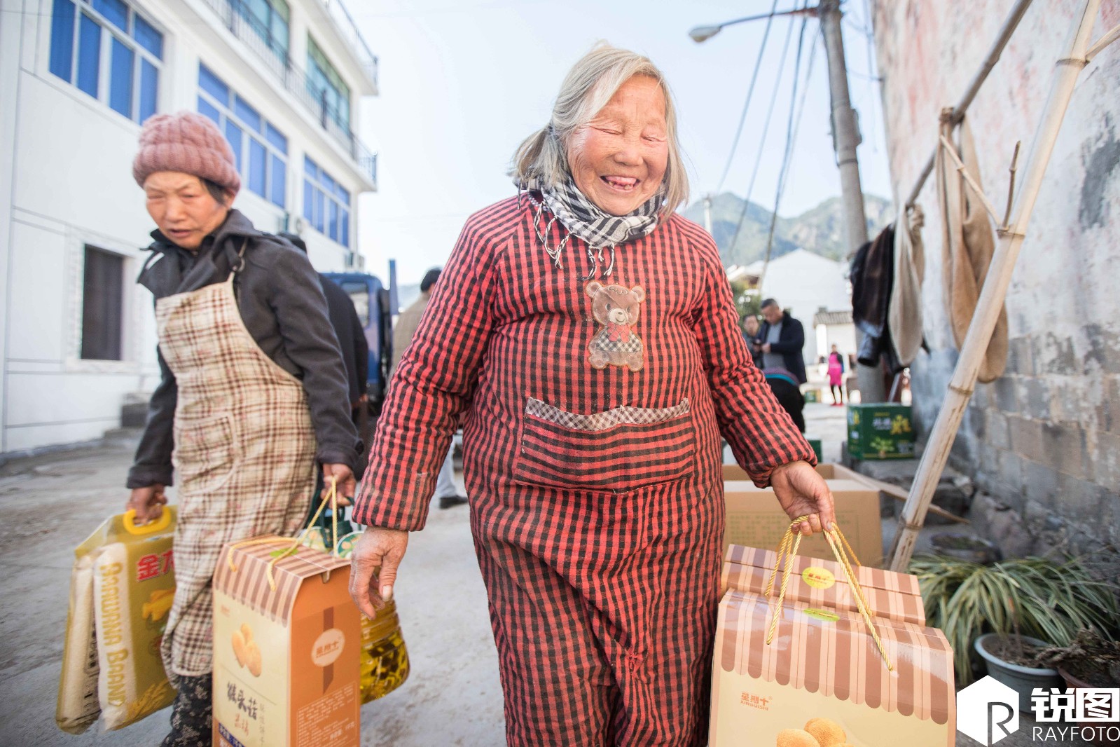 你认为送礼更注重体面还是实用?