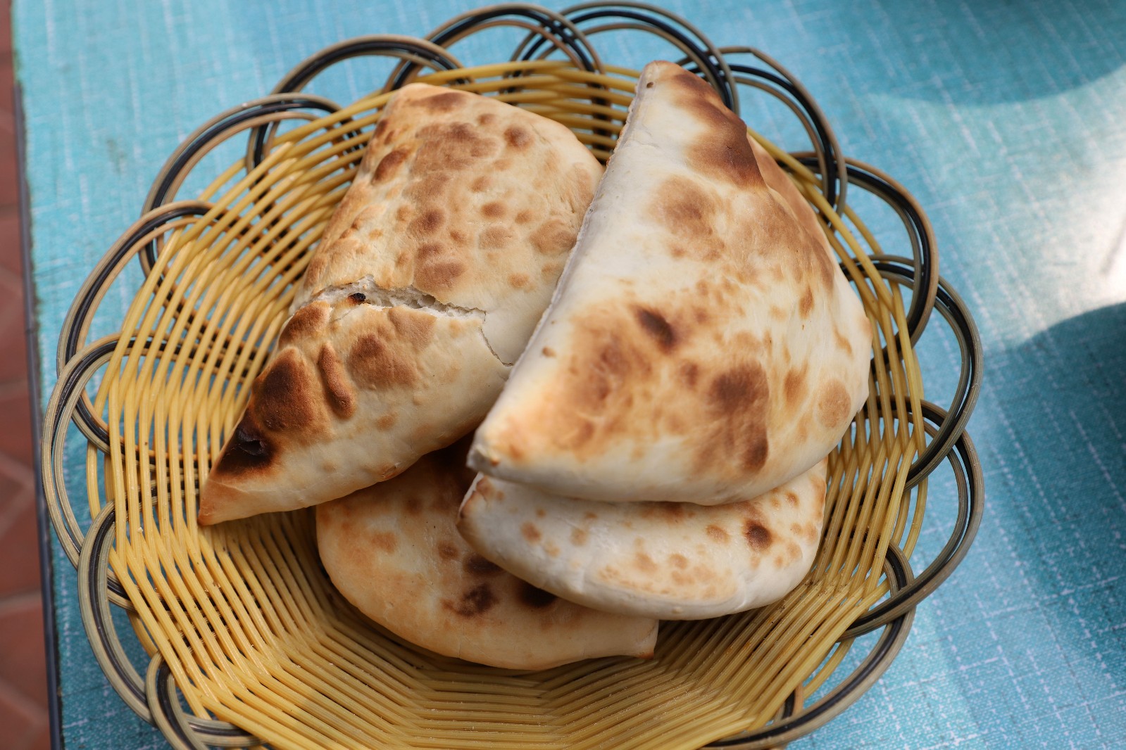 月牙烧饼是吃水盆的绝配,也是手工一个一个做出来的,一碗水盆羊肉配两