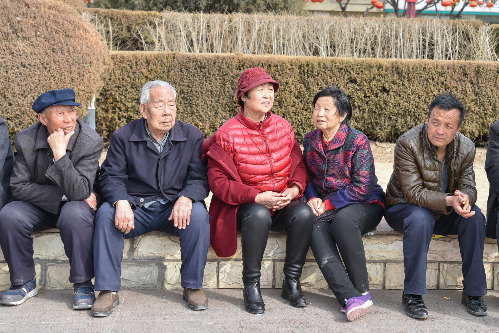 图中的两位老人秧歌没看一眼,聊天倒是聊得眉飞色舞.