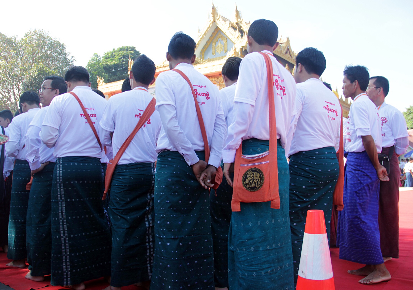 缅甸的男子为什么喜欢穿裙子？|裙子|纱笼|缅甸_新浪新闻