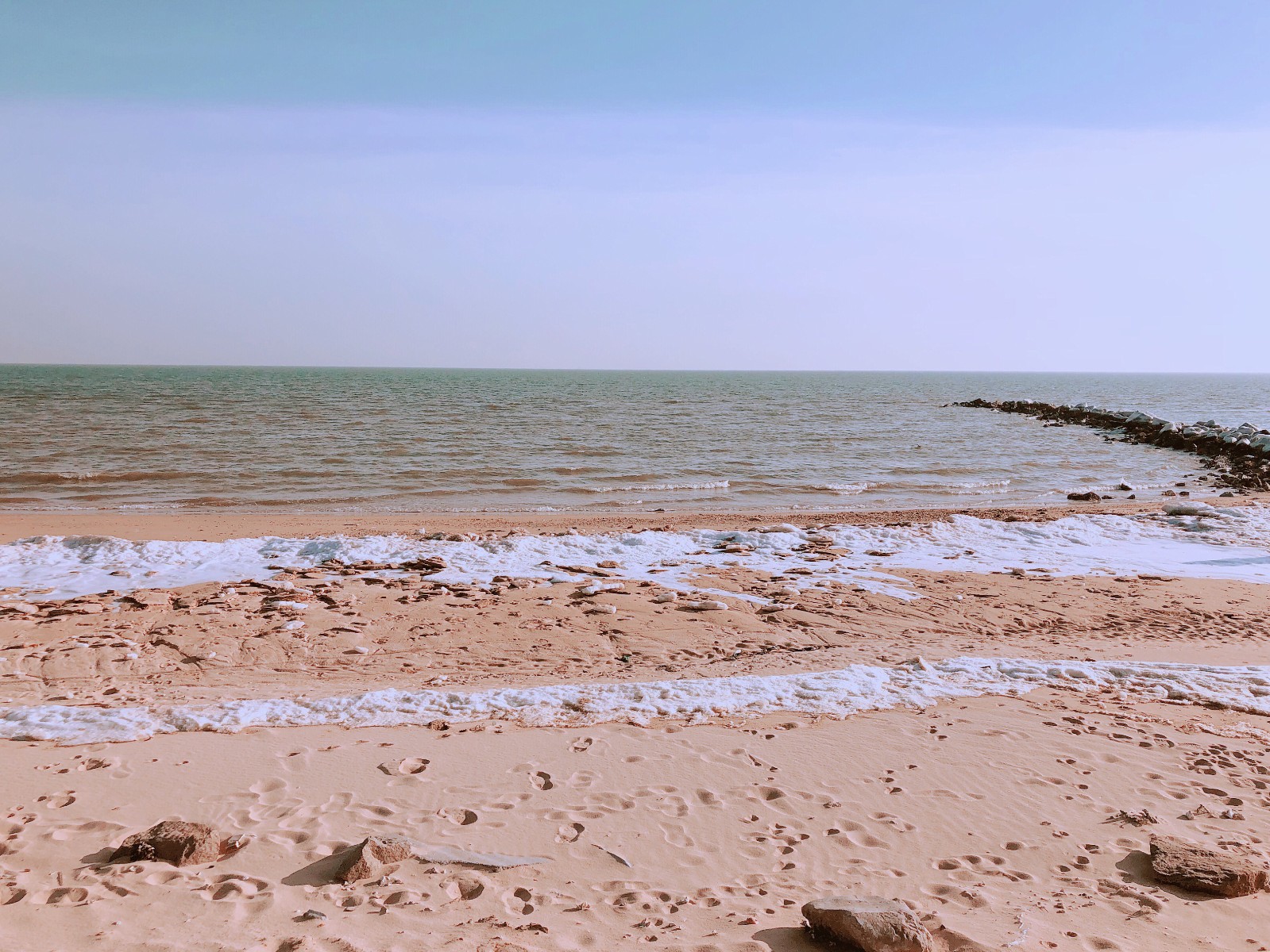 冬天的北戴河,海安县都已经结冰了,没有夏日海边的喧嚣