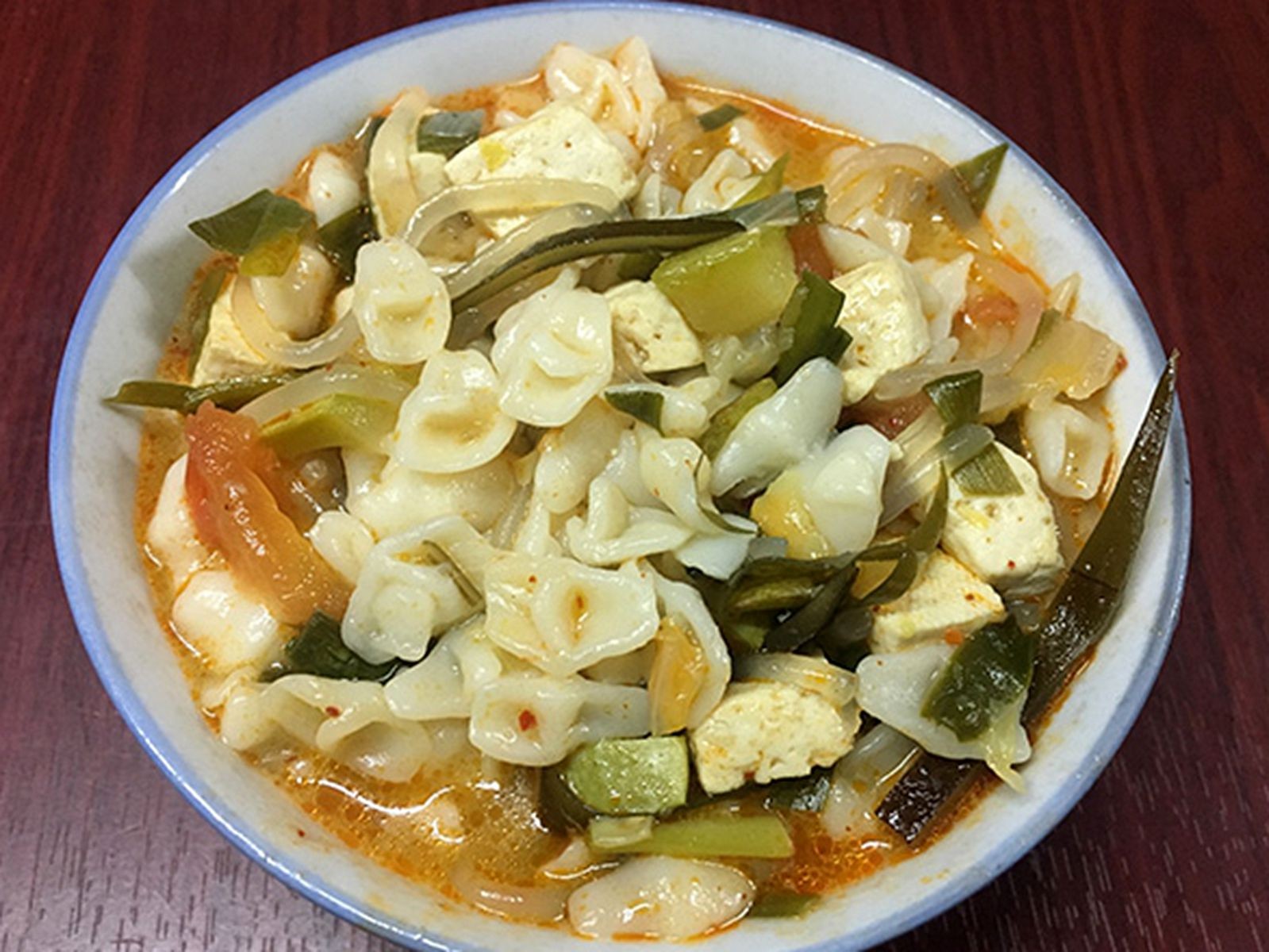 这一天山西河津市及周边地区的农村家家户户都有买糖瓜,捏猫耳朵的