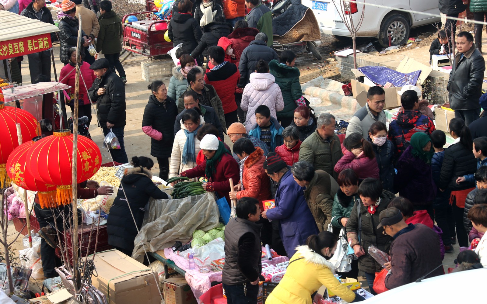 集市上人头攒动村民赶年集买年货 年味越来越浓