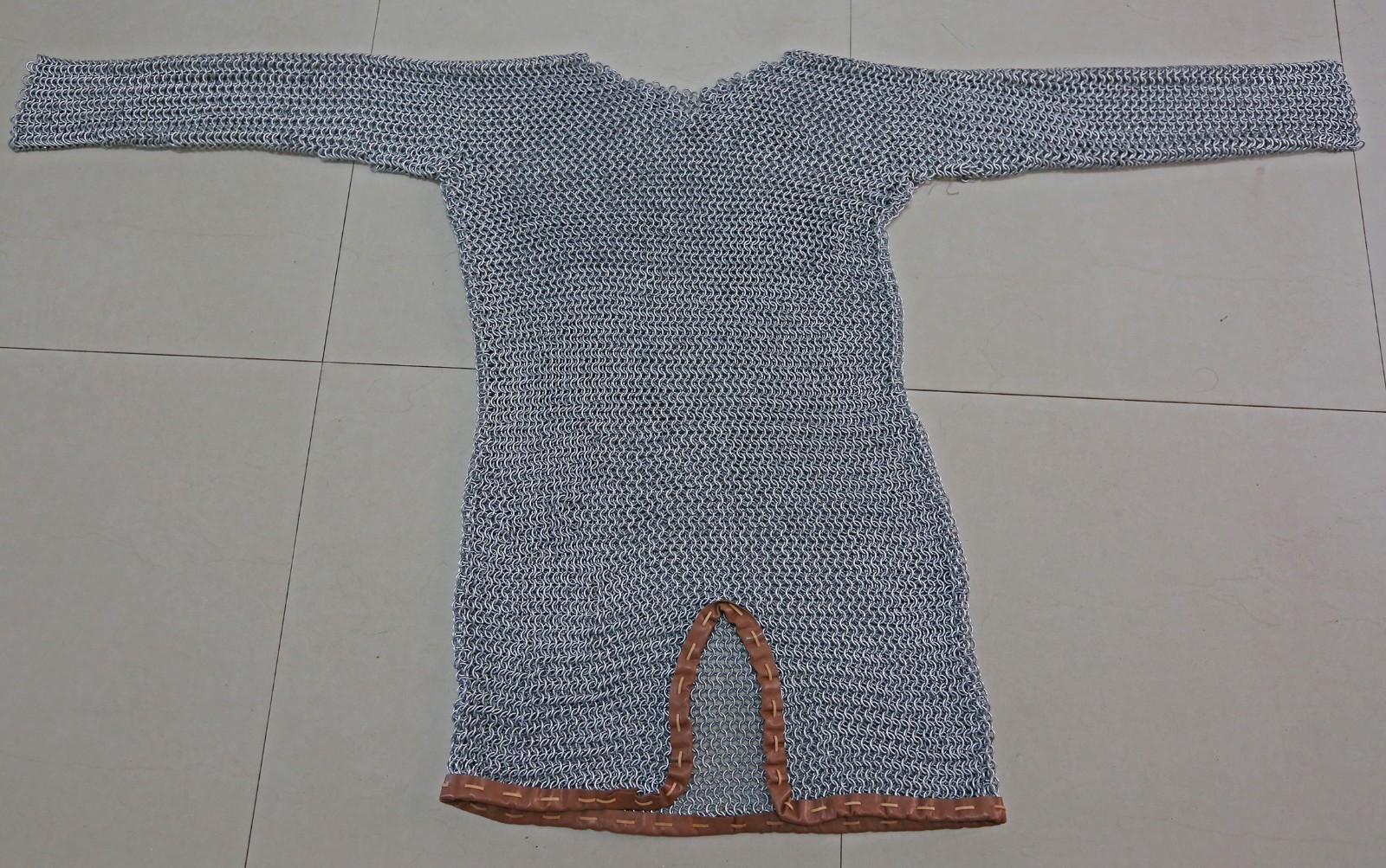 大学生历时一个月用12万个铁环造锁子甲重40斤