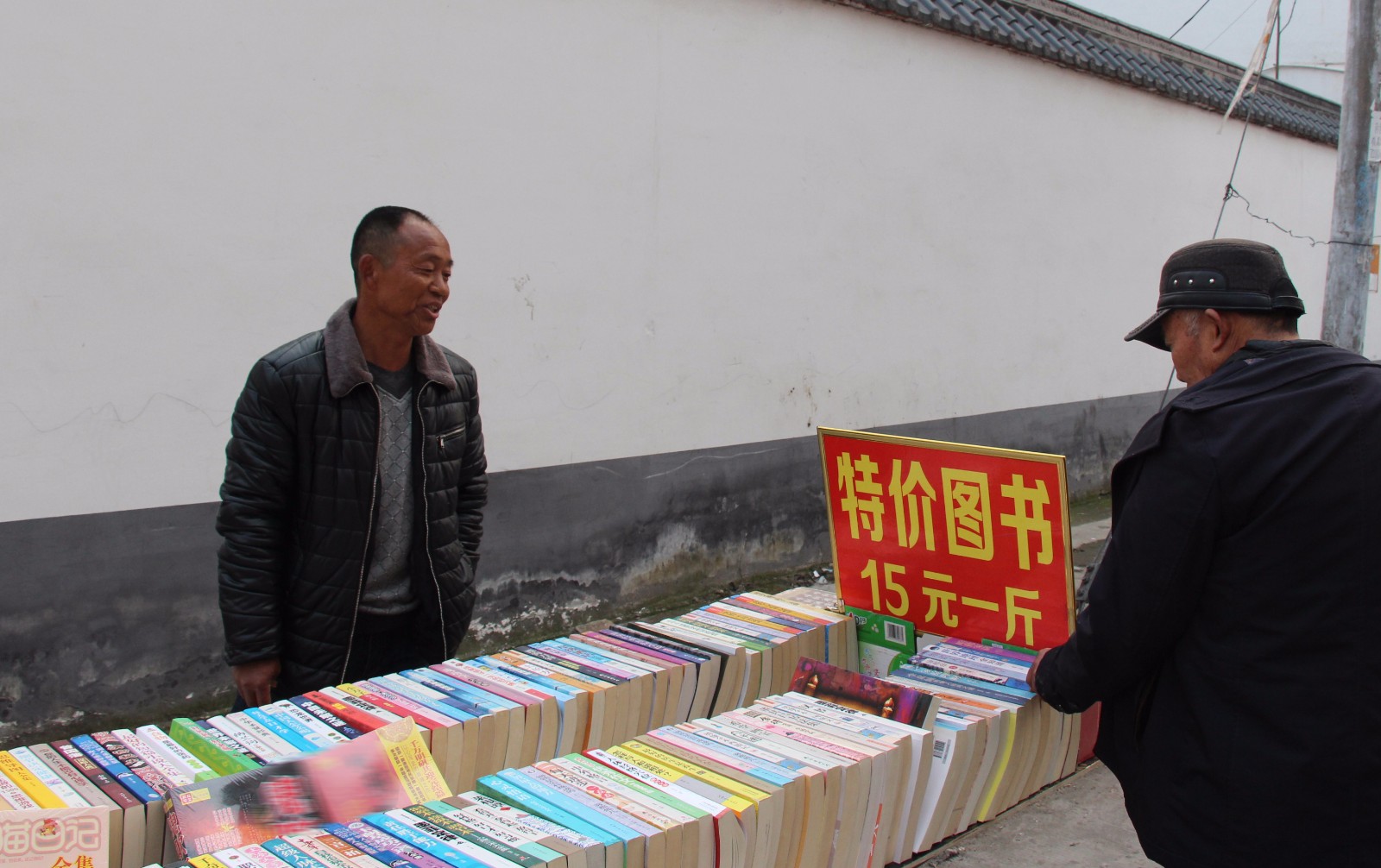 书店老板卖不够房租,跨省摆摊买书按斤称