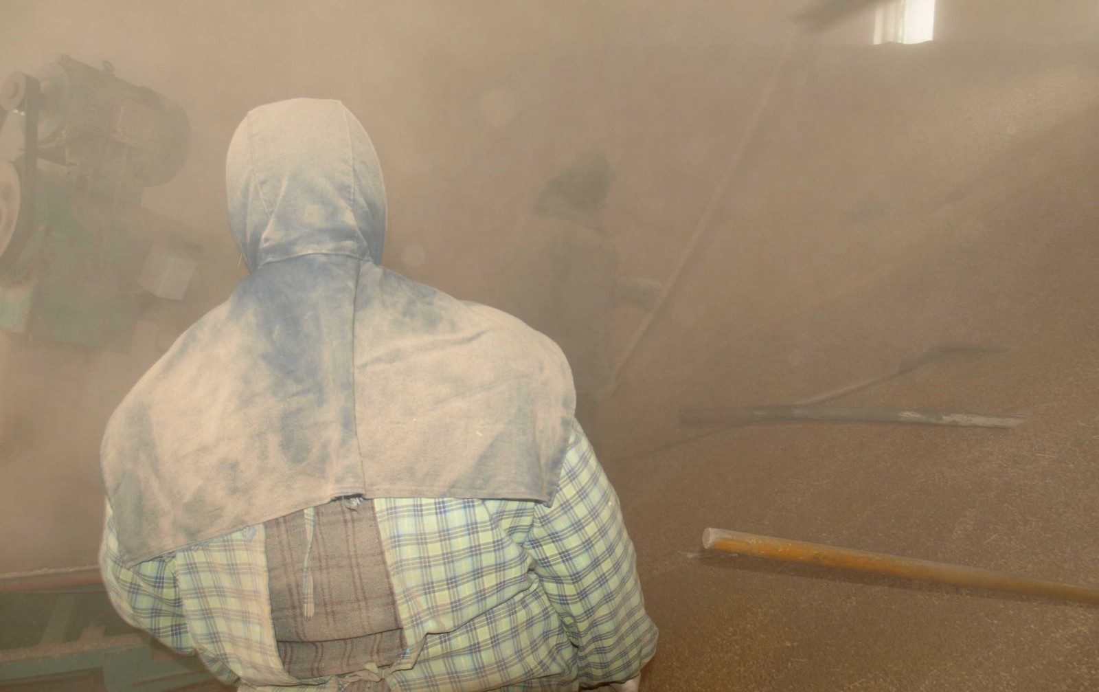 看看乡村里的的农民装卸工在这样的恶劣环境下是怎么工作的