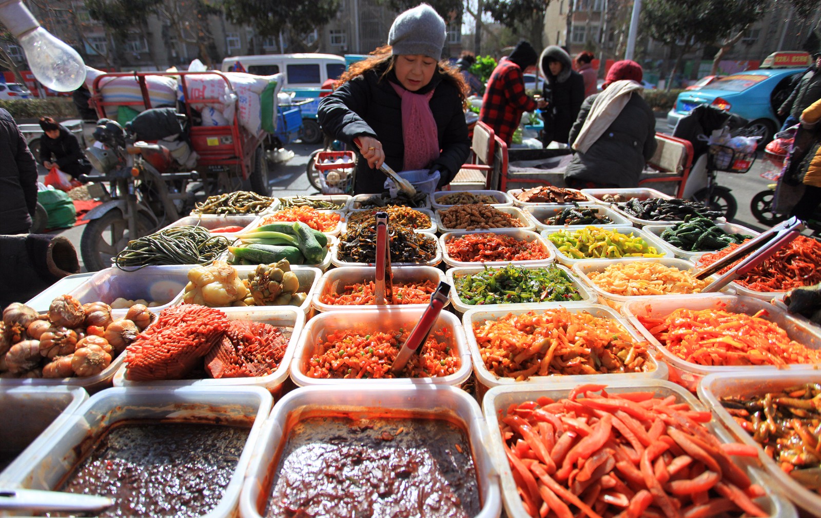除了各种大鱼大肉,海鲜摊位上很忙碌外,集市上卖咸菜的摊位也很热闹