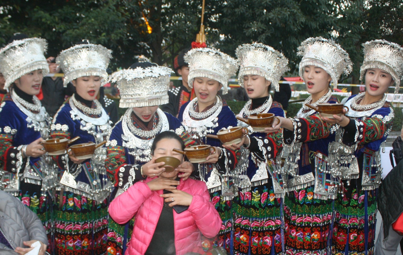 苗族有一种敬酒叫"高山流水",如果你没喝过,就等于没来过贵州