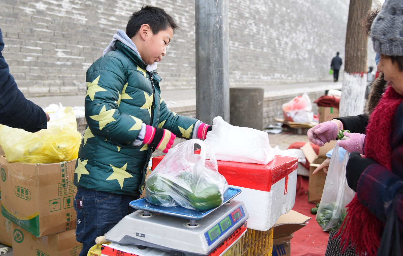 "奥运男孩"寒假帮父母卖菜 感动路人