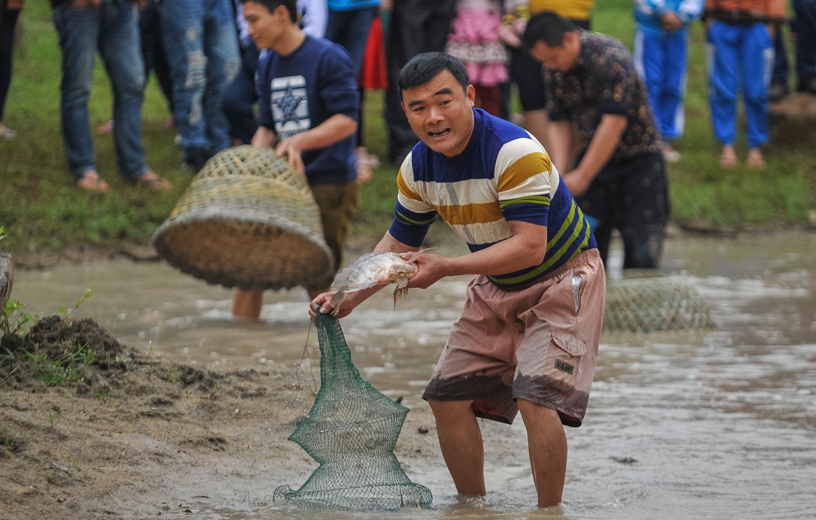 5旬村民鱼塘里抓鱼 动作娴熟像变戏法