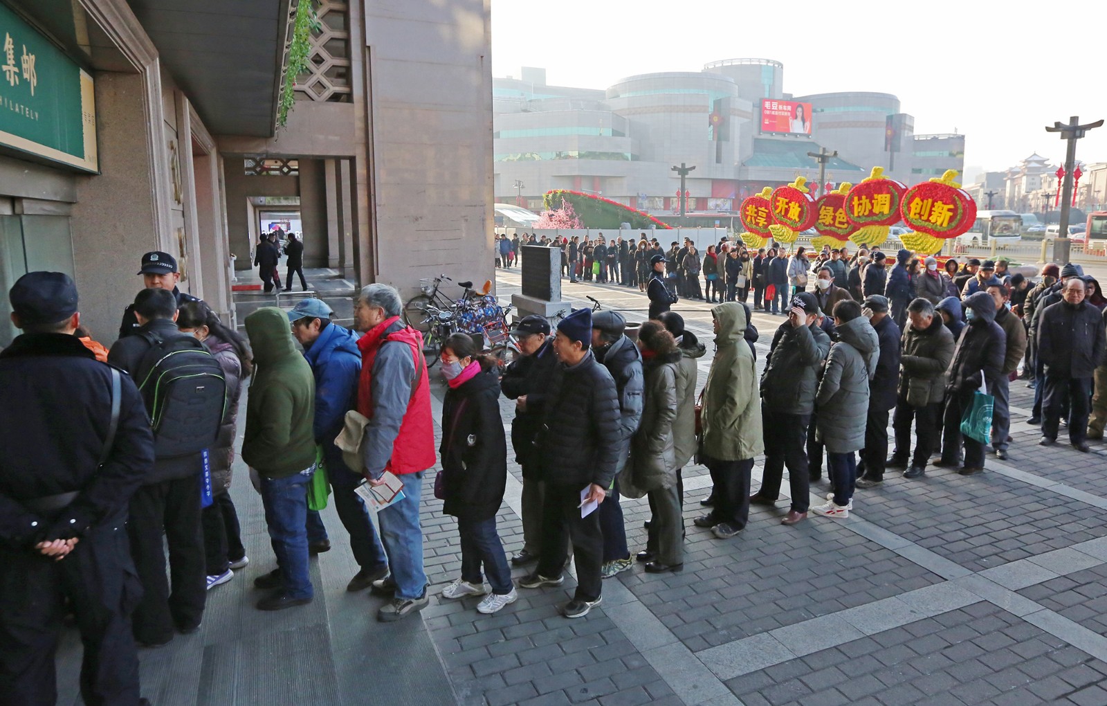 三千多套拜年邮票发行 市民排起长龙抢购_新浪看点