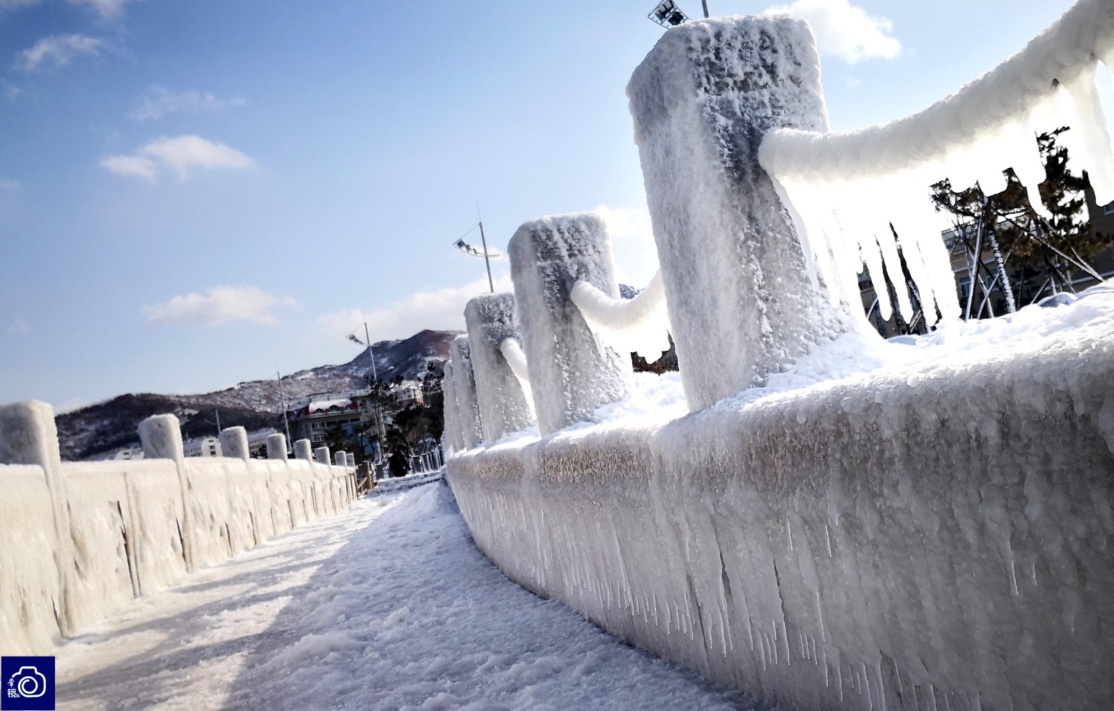 山东威海现罕见冰挂奇观,市民:太像童话世界