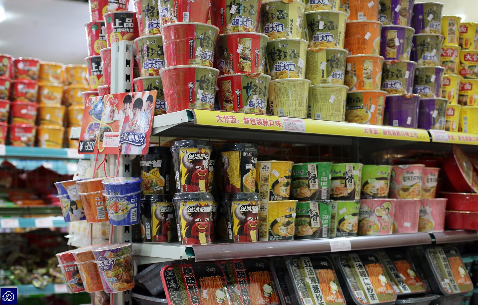 春运再现全民吃泡面场景,商户腾空货架全摆上方便面