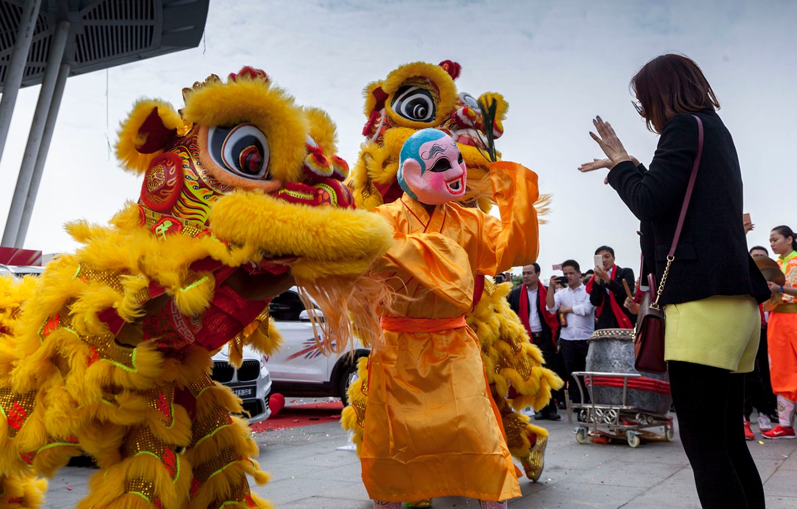 一群年轻人成立舞狮队 不为挣钱只为传承