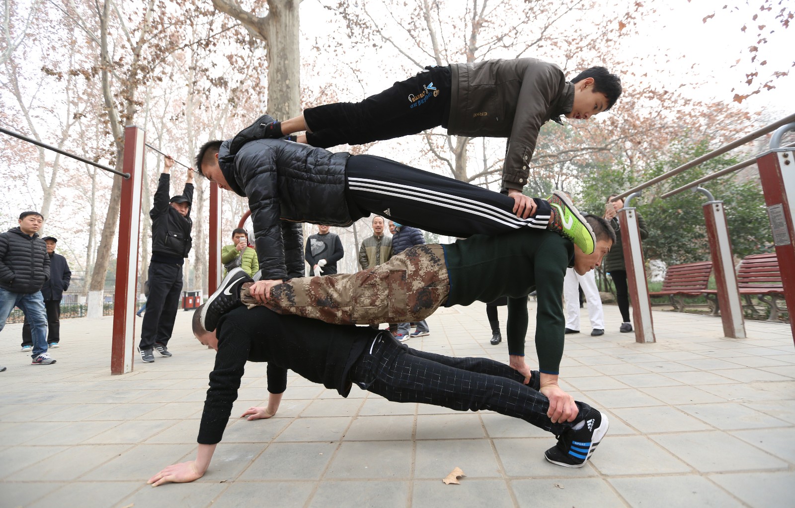 街头健身达人 惊险炫酷动作让市民惊叹不已