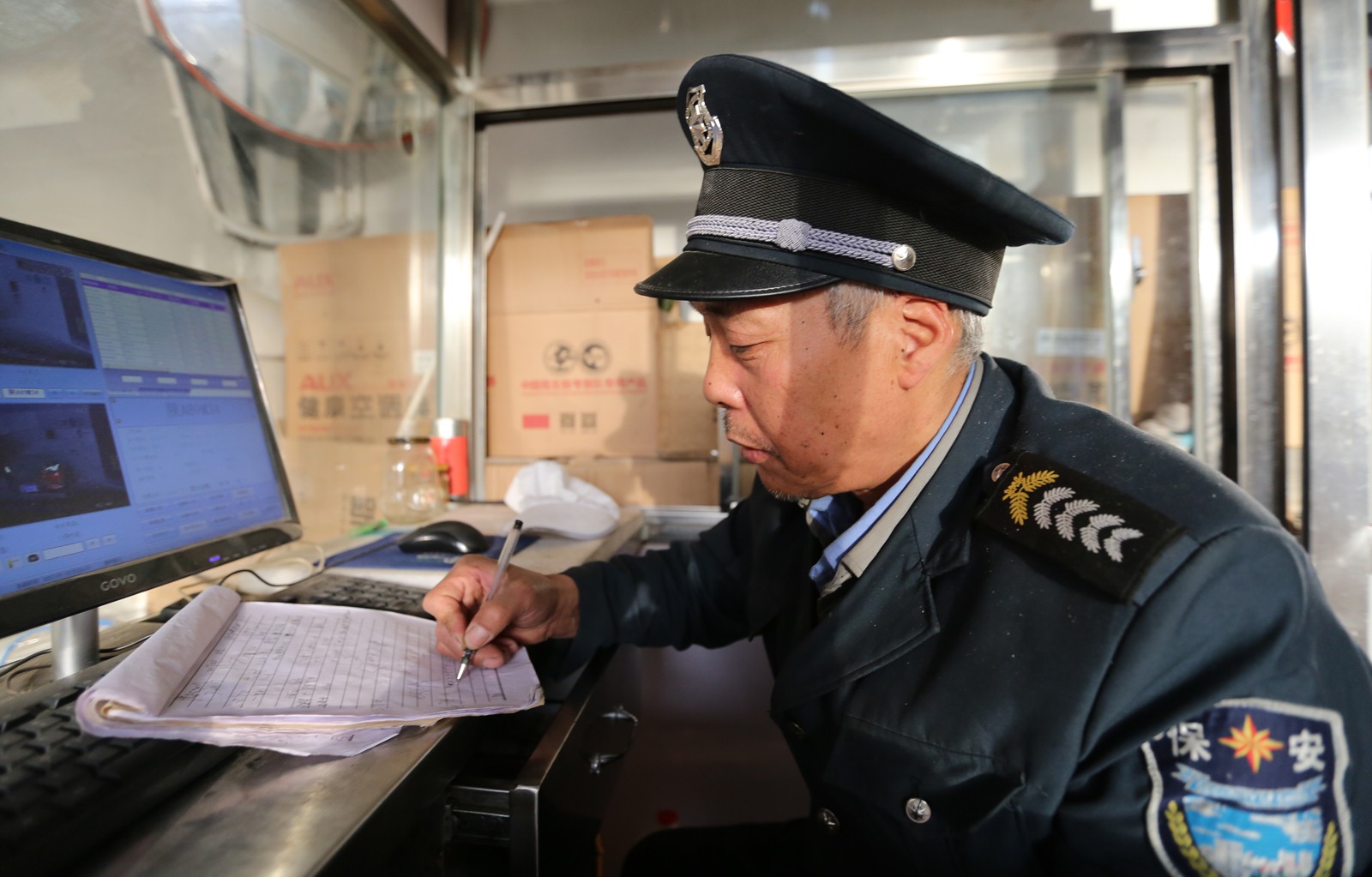 六旬老人车库当保安家有5套房业余还学会了四种乐器