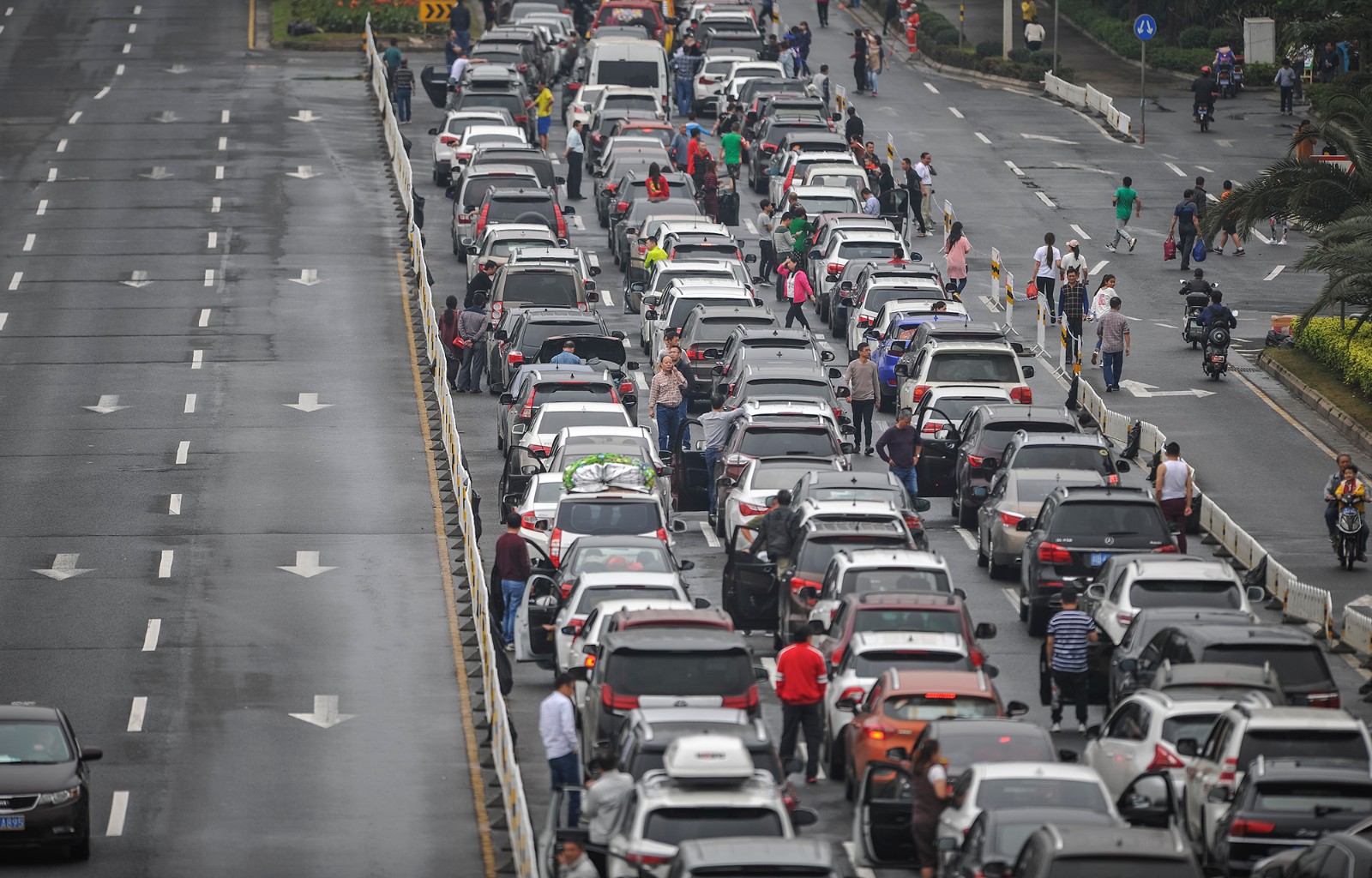 海口:全力以赴运载滞留车辆过海 排队车辆陆续减少